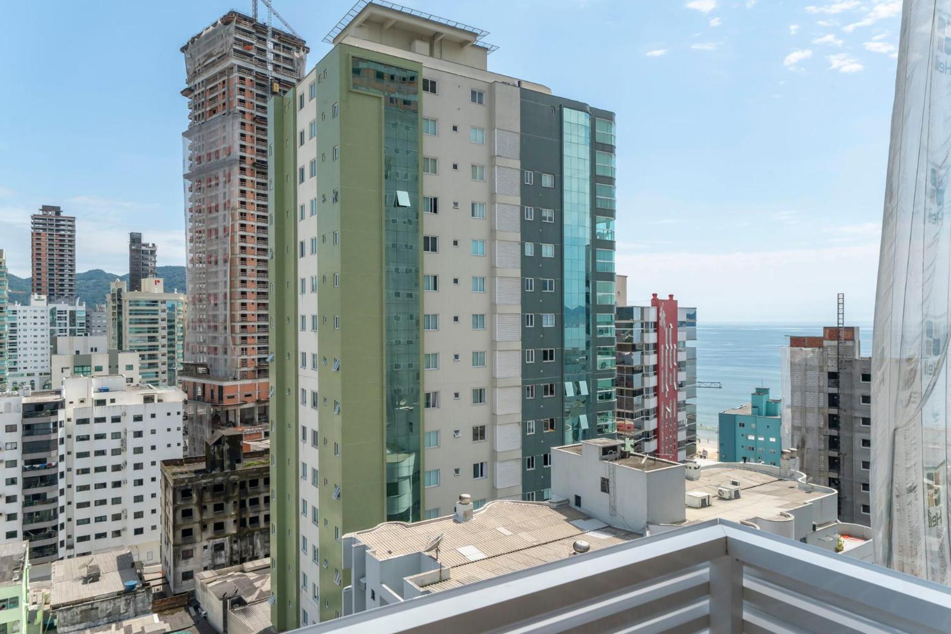 Com garagem e vista mar em Itapema SP8184