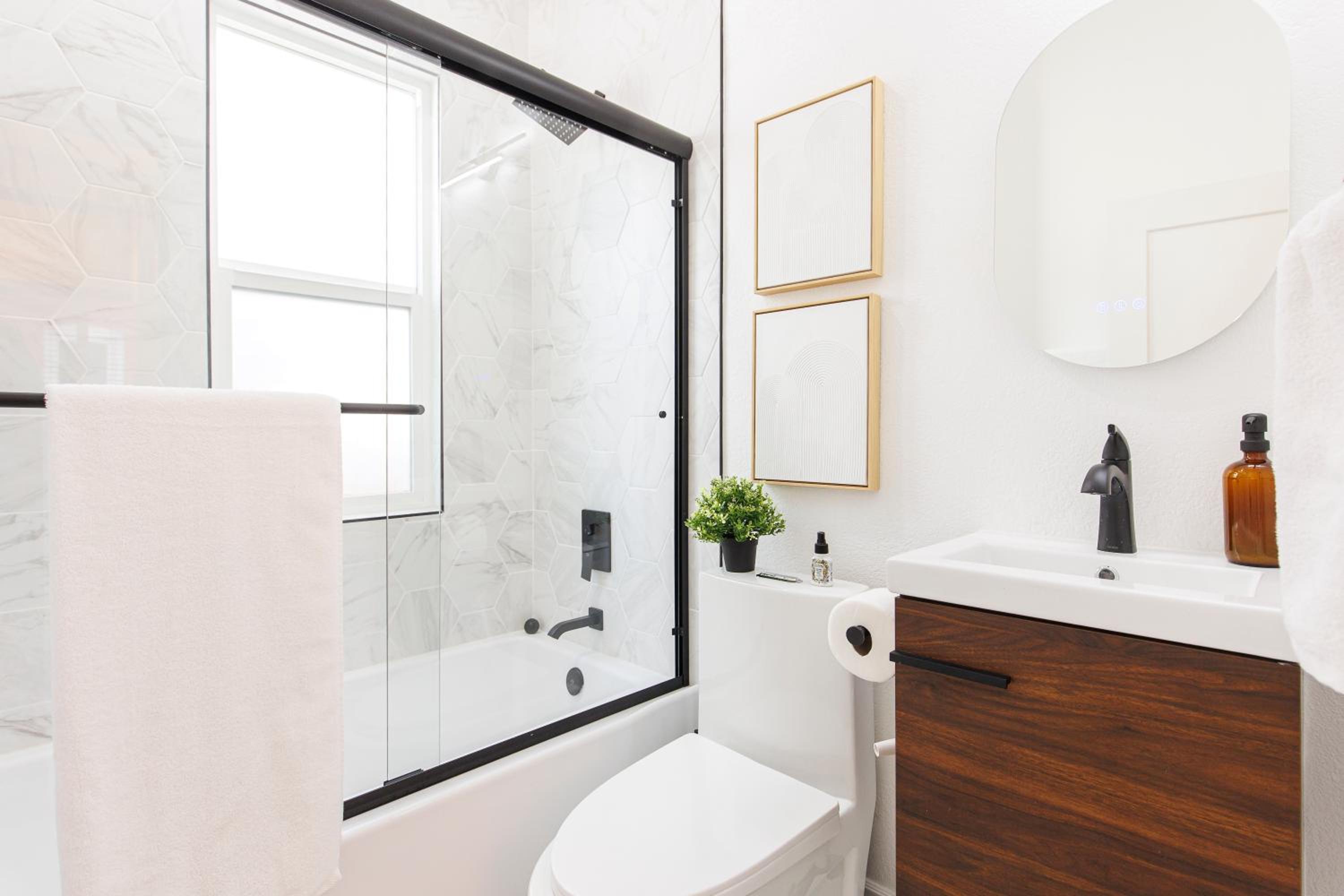 Lux Newly Remodeled DT, Patio, Fully Stocked 5Bd, 3Ba