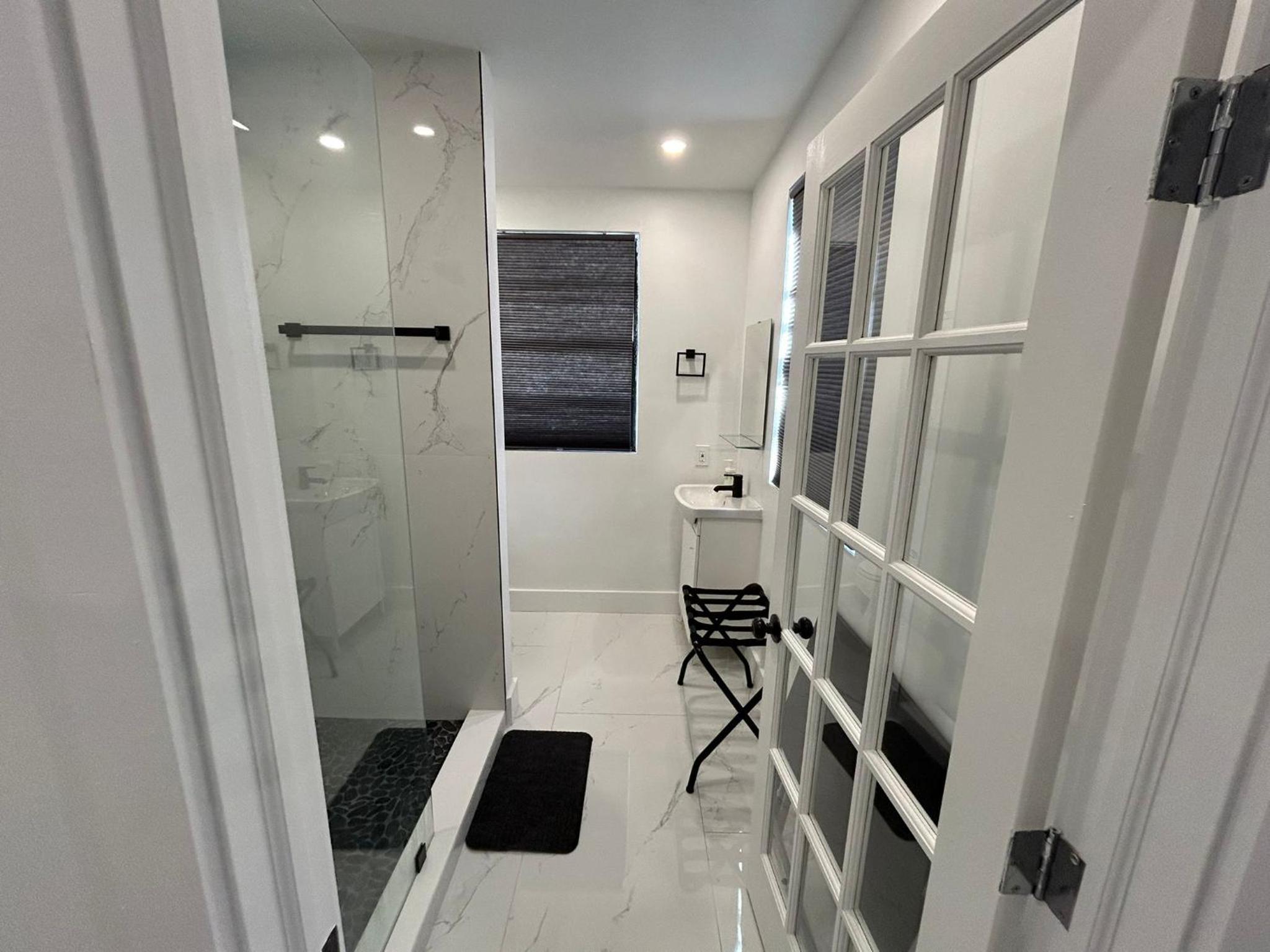 Private Rooms close to Miami Airport - Free parking - 01