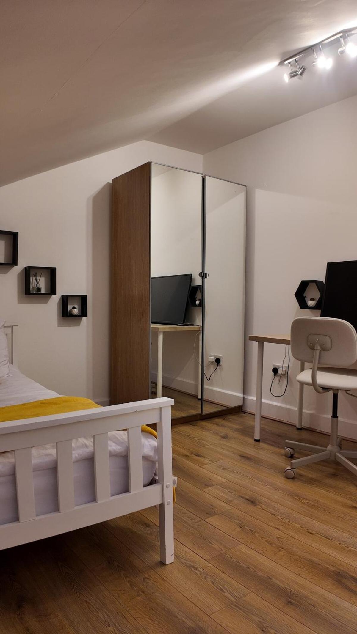 Luxury 4 Bedroom with Patio - 10 min from Westfield HR3