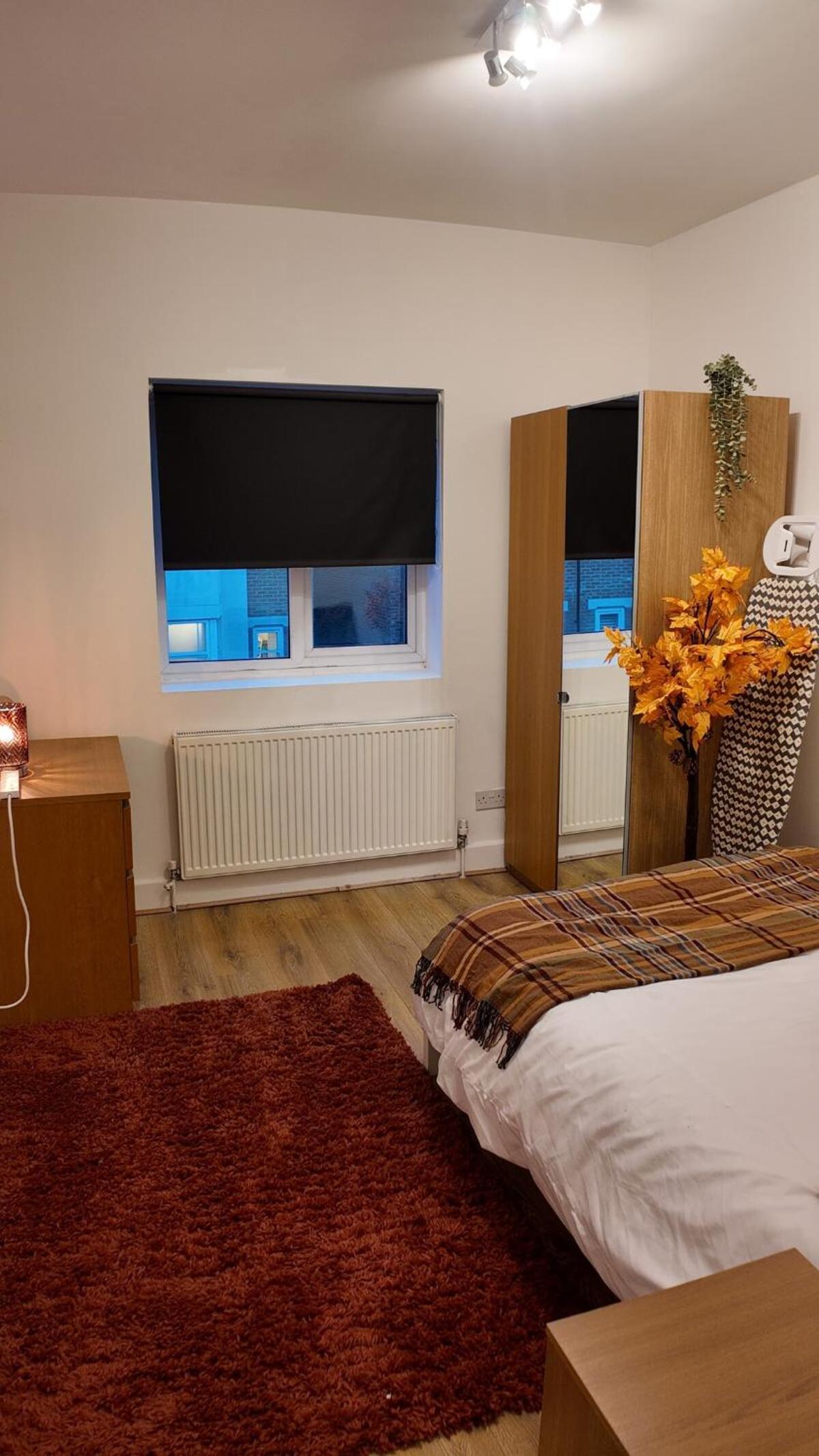 Luxury 4 Bedroom with Patio - 10 min from Westfield HR3