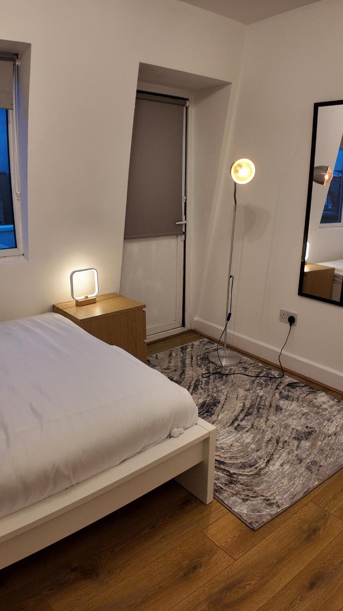 Luxury 4 Bedroom with Patio - 10 min from Westfield HR3