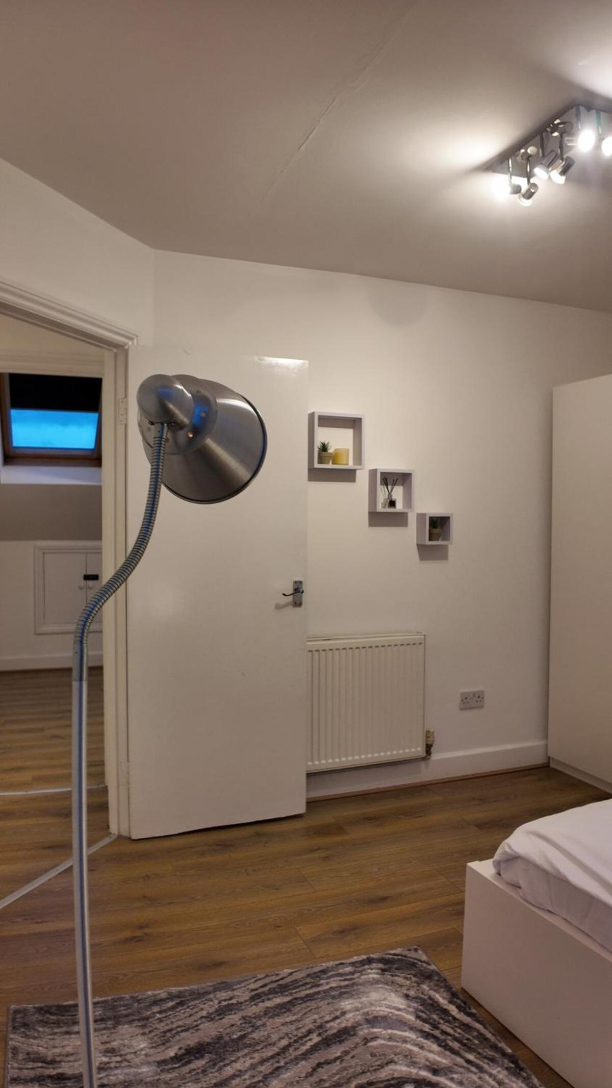 Luxury 4 Bedroom with Patio - 10 min from Westfield HR3