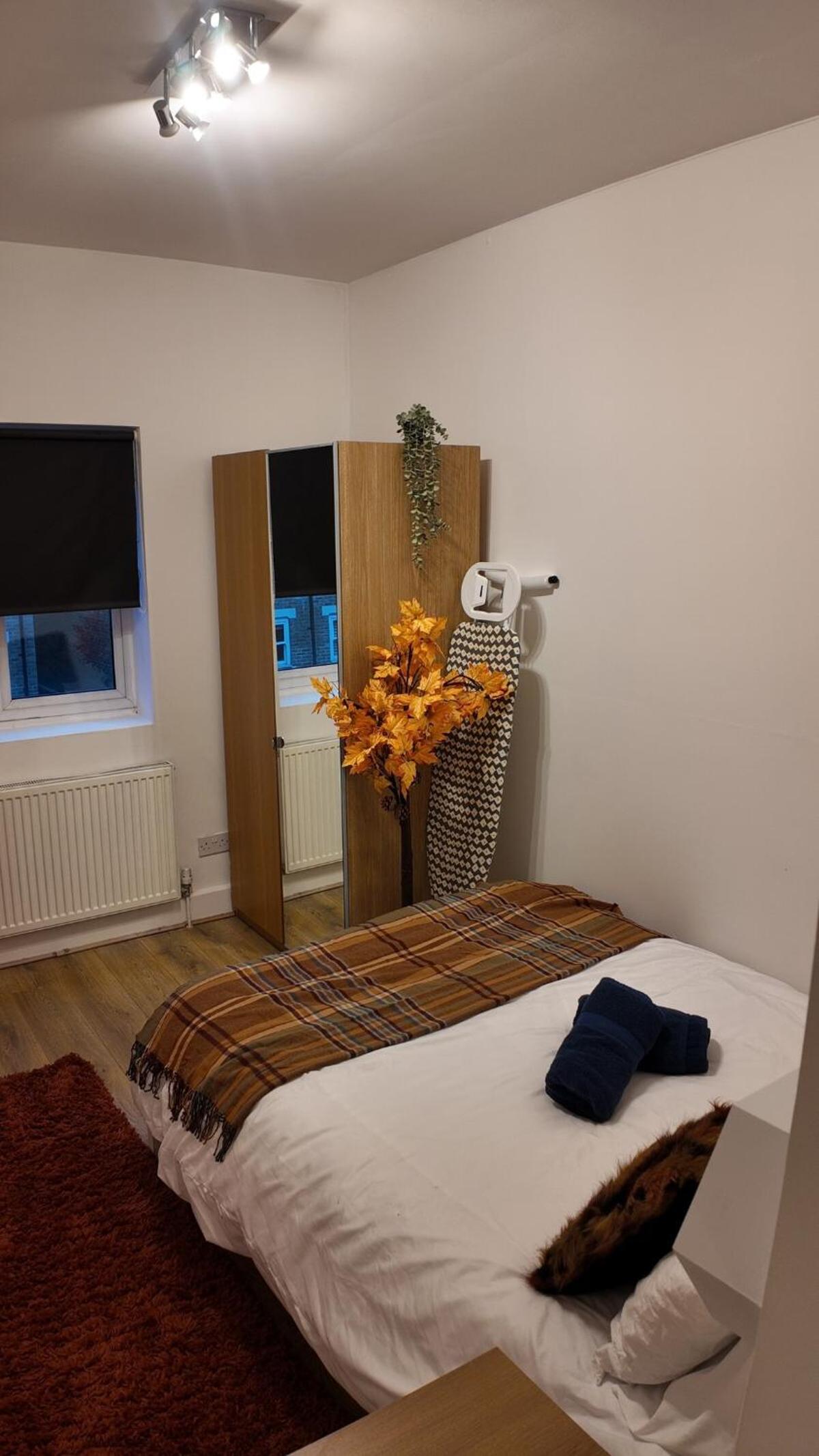Luxury 4 Bedroom with Patio - 10 min from Westfield HR3