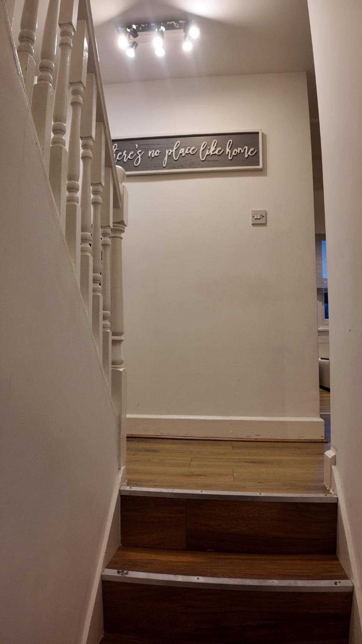 Luxury 4 Bedroom with Patio - 10 min from Westfield HR3