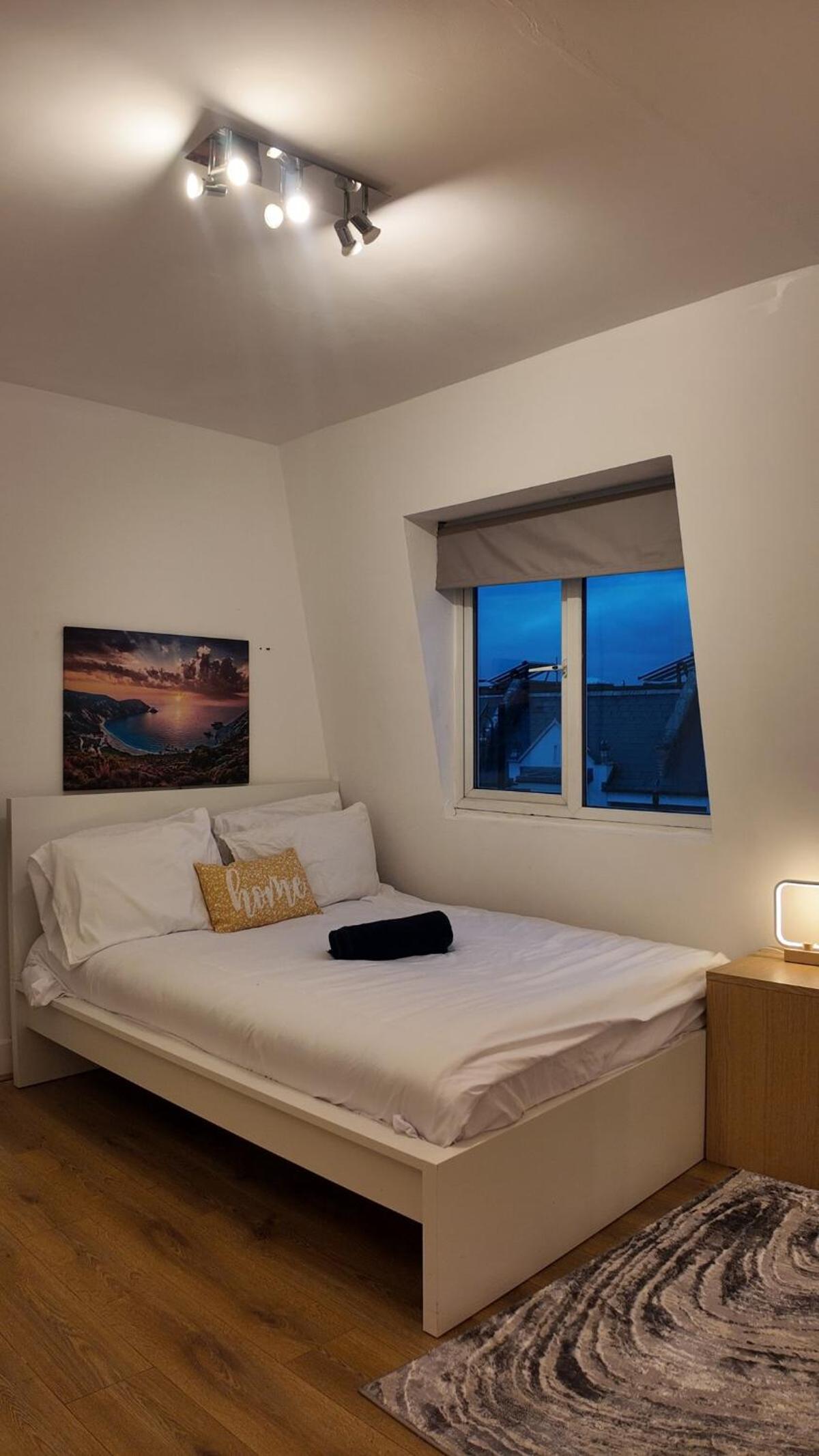Luxury 4 Bedroom with Patio - 10 min from Westfield HR3