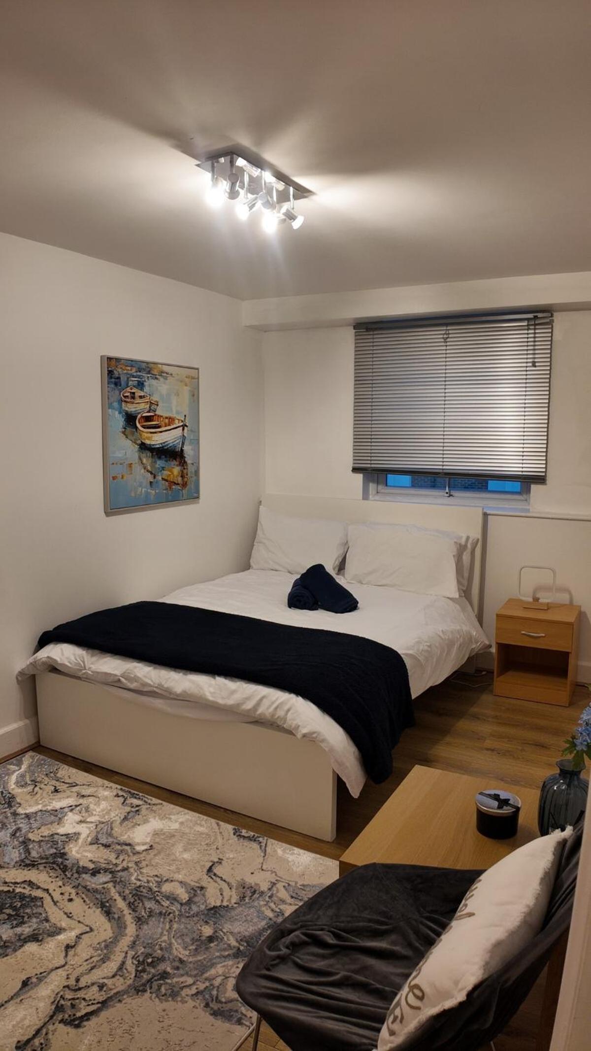 Luxury 4 Bedroom with Patio - 10 min from Westfield HR3