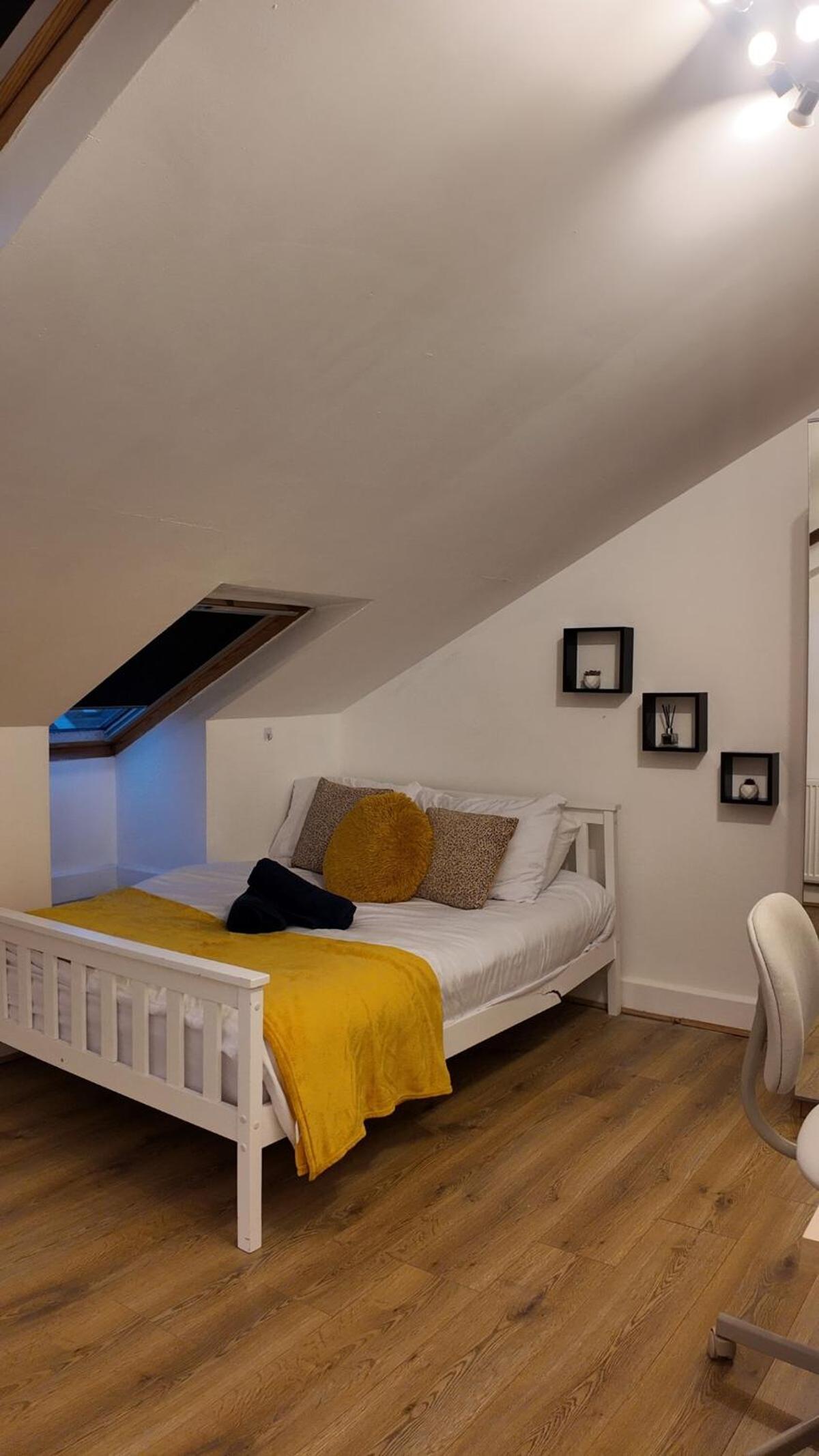 Luxury 4 Bedroom with Patio - 10 min from Westfield HR3