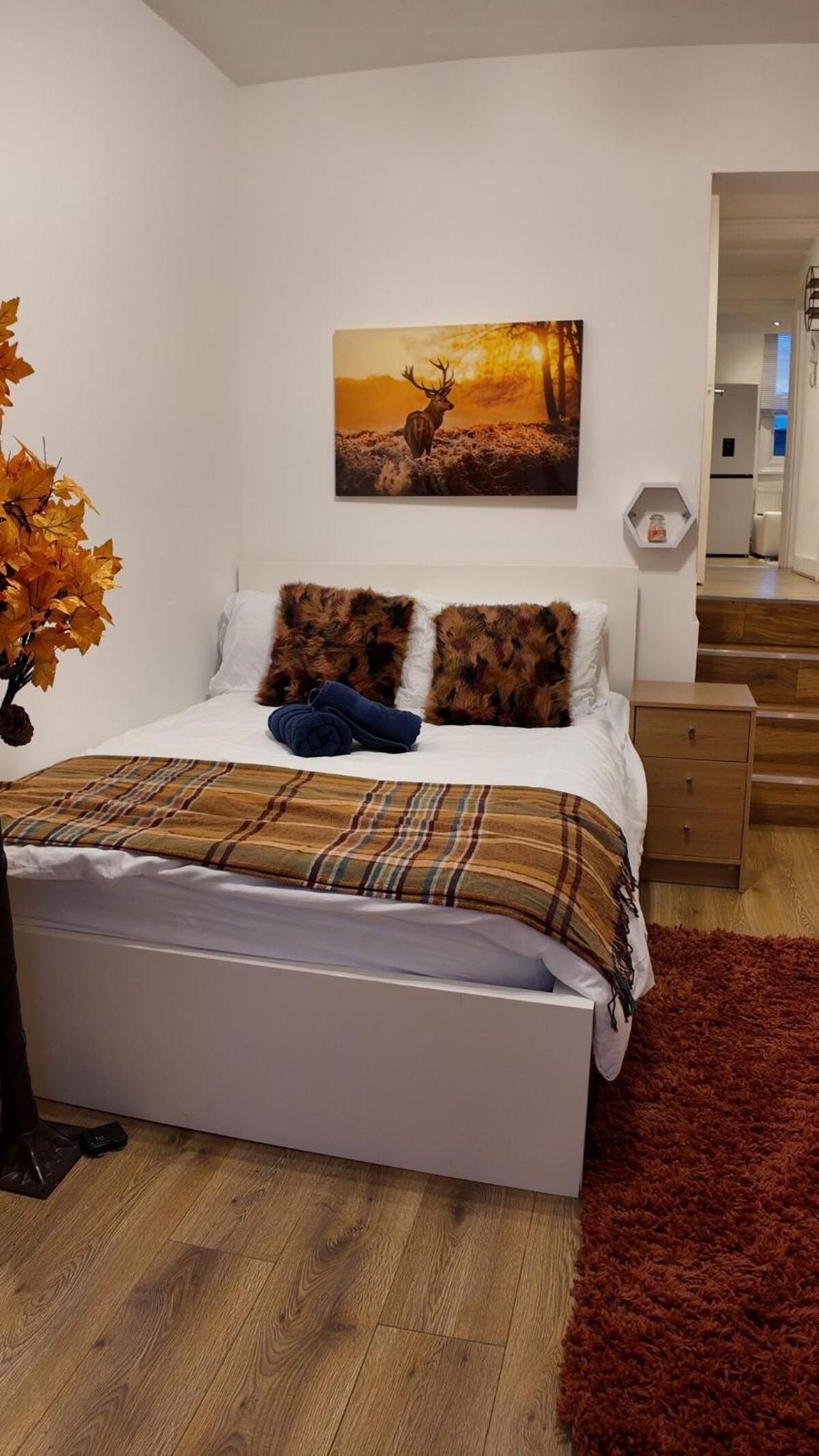 Luxury 4 Bedroom with Patio - 10 min from Westfield HR3