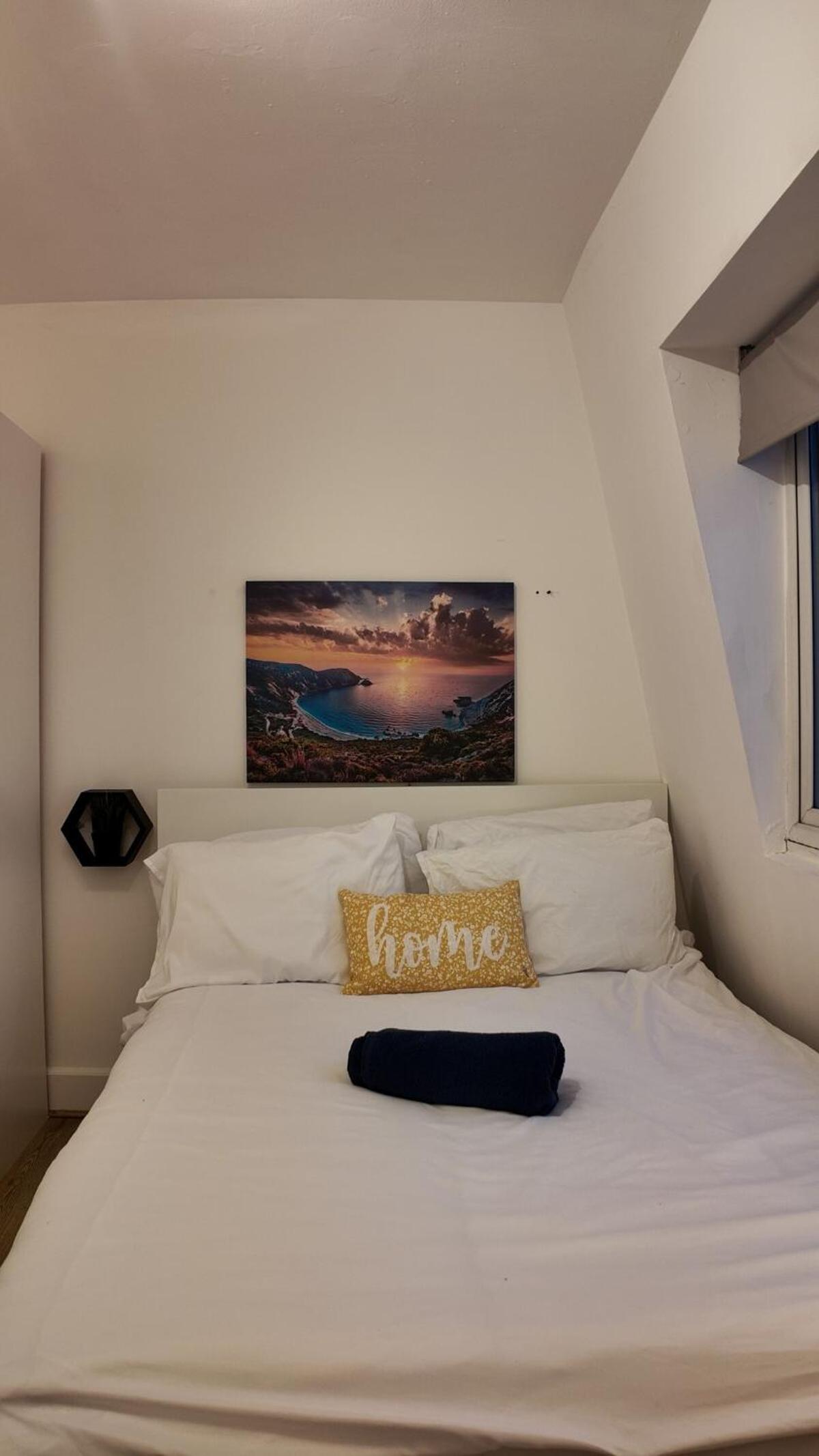 Luxury 4 Bedroom with Patio - 10 min from Westfield HR3