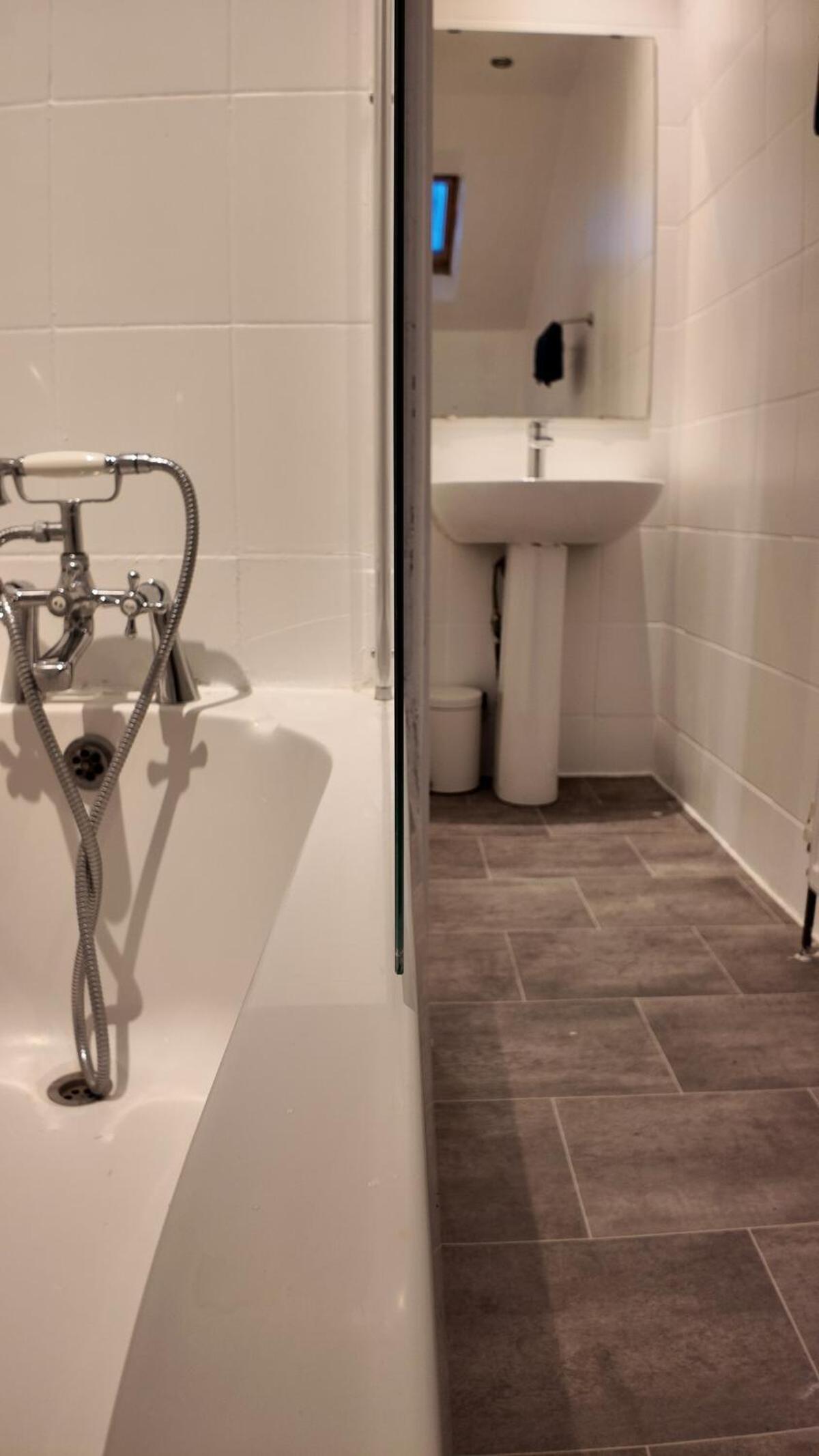 Luxury 4 Bedroom with Patio - 10 min from Westfield HR3