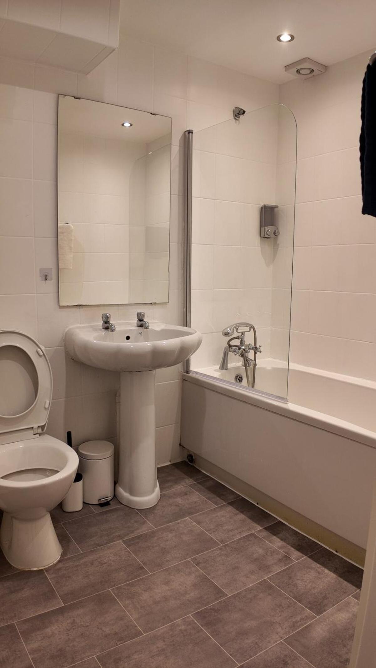 Luxury 4 Bedroom with Patio - 10 min from Westfield HR3