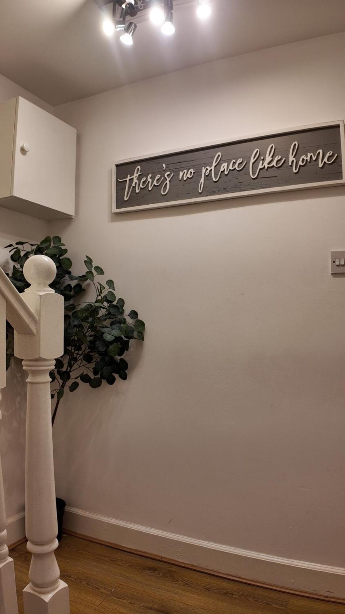 Luxury 4 Bedroom with Patio - 10 min from Westfield HR3