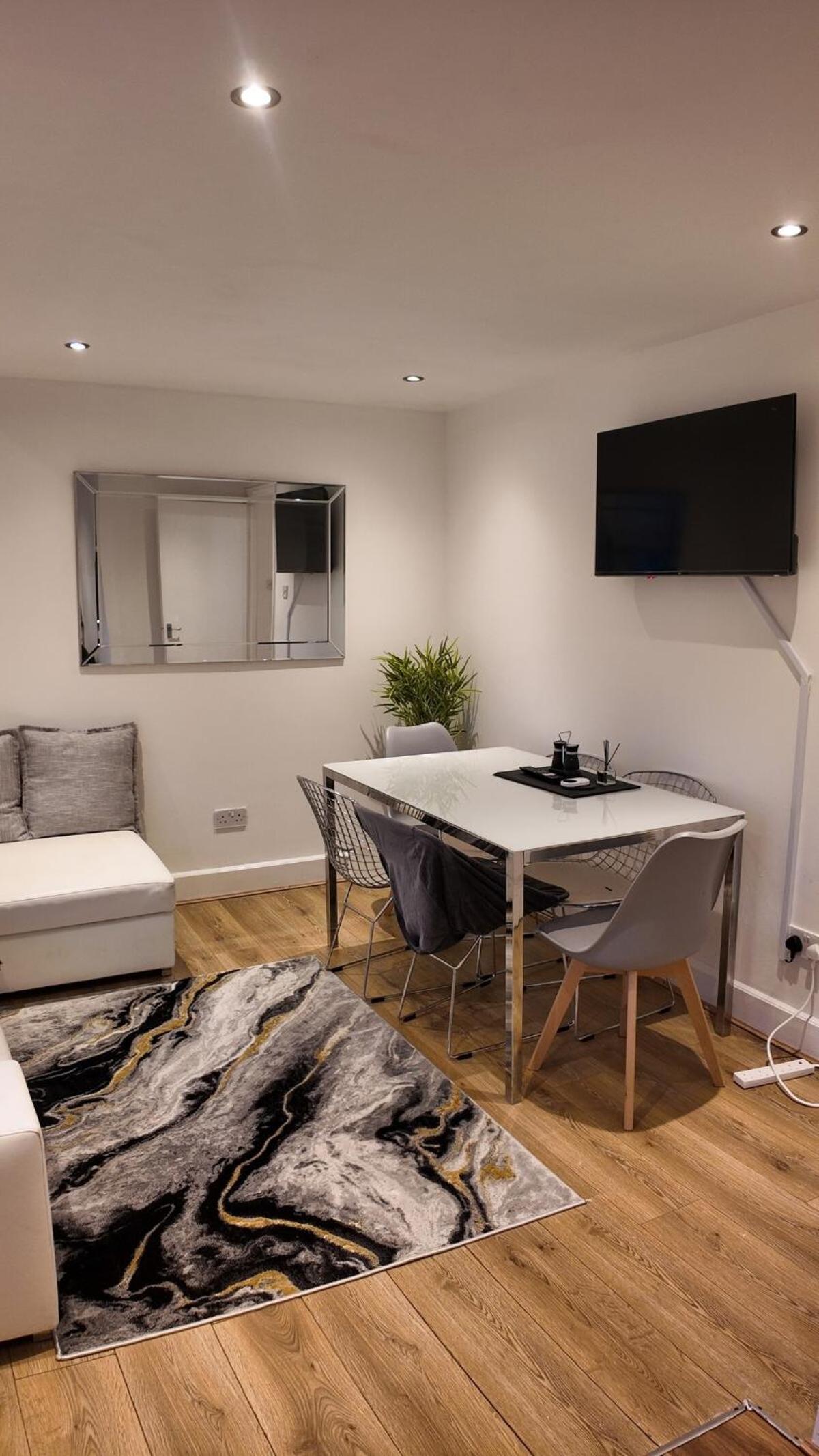 Luxury 4 Bedroom with Patio - 10 min from Westfield HR3