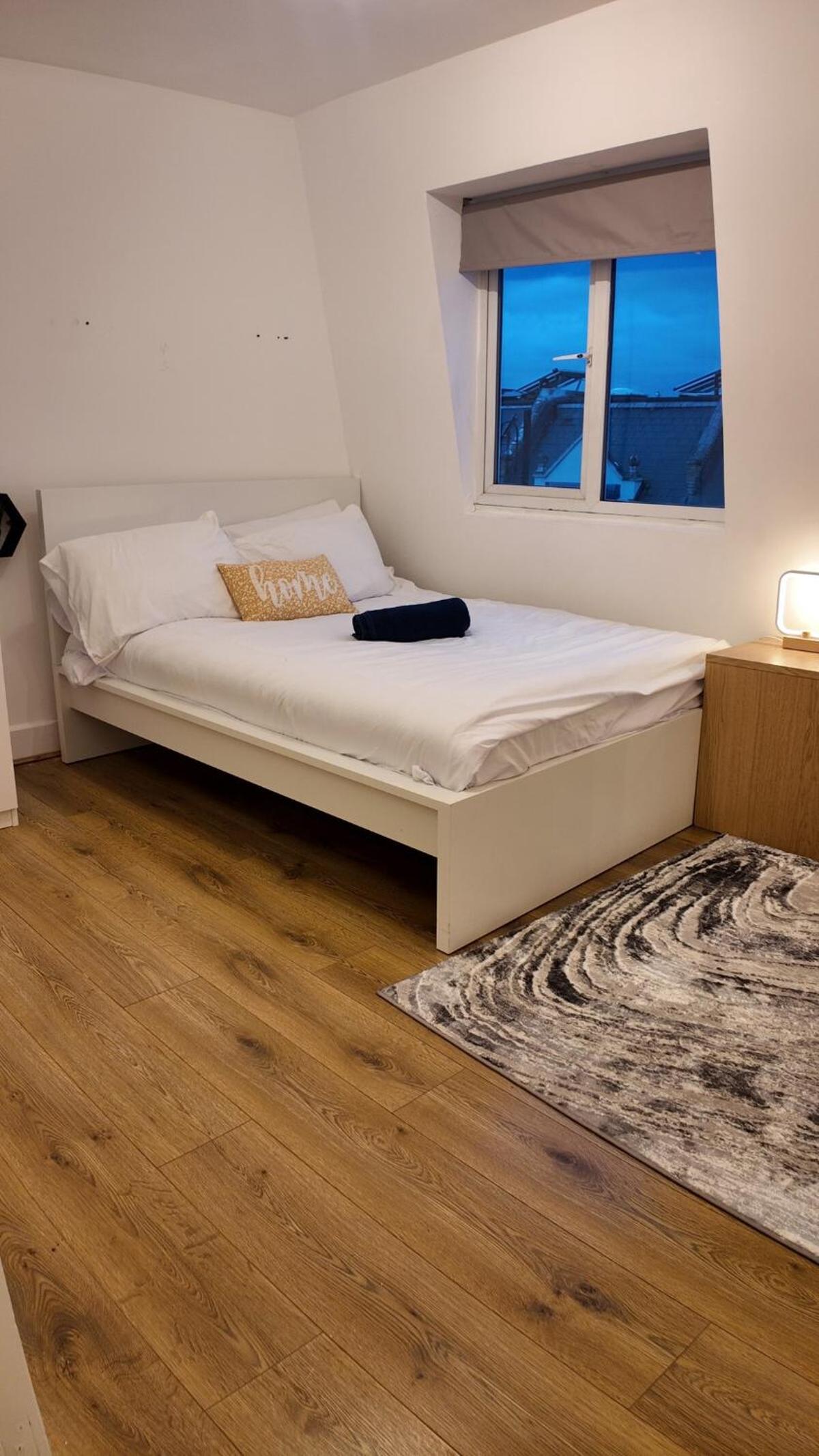 Luxury 4 Bedroom with Patio - 10 min from Westfield HR3