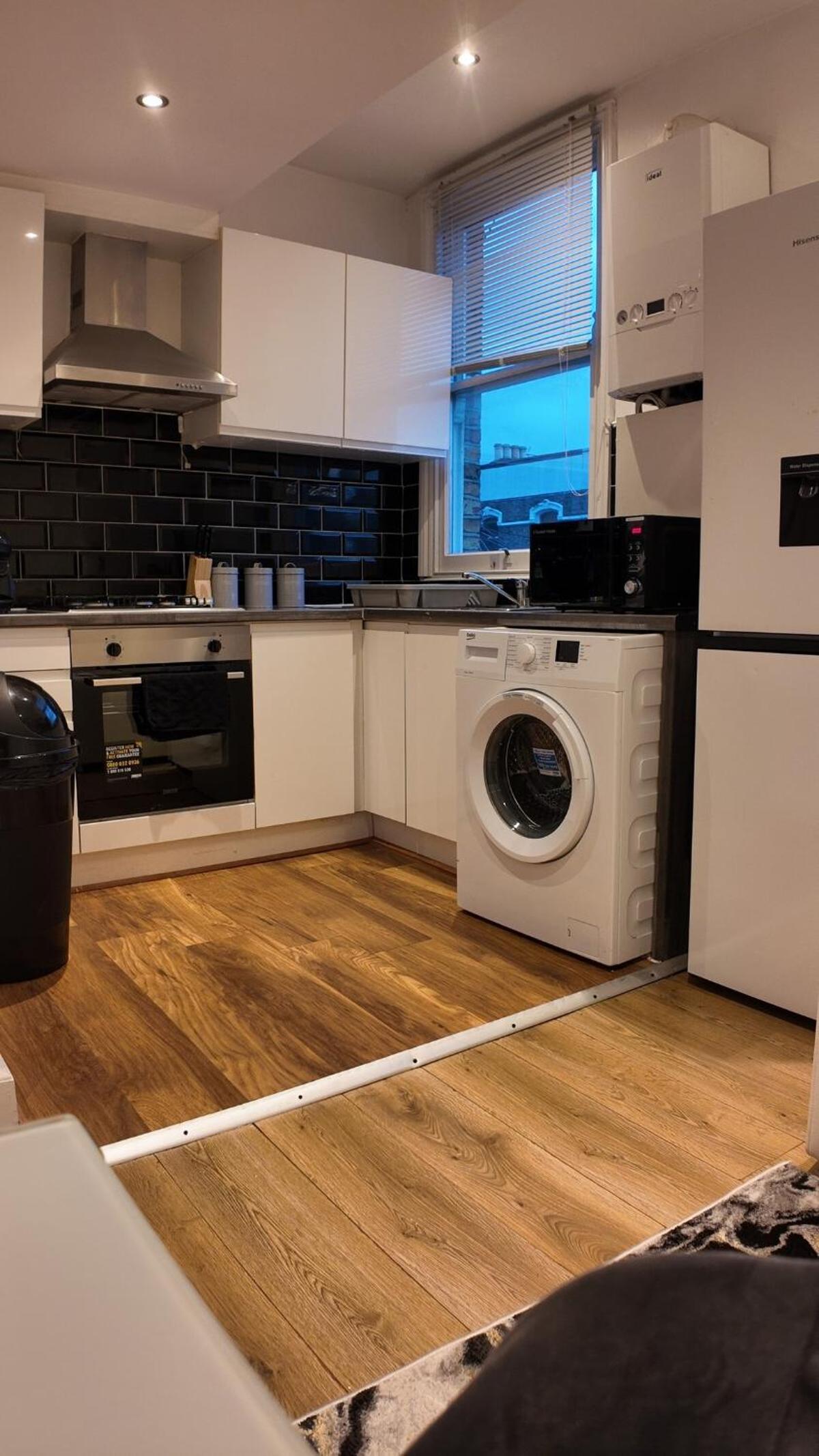Luxury 4 Bedroom with Patio - 10 min from Westfield HR3