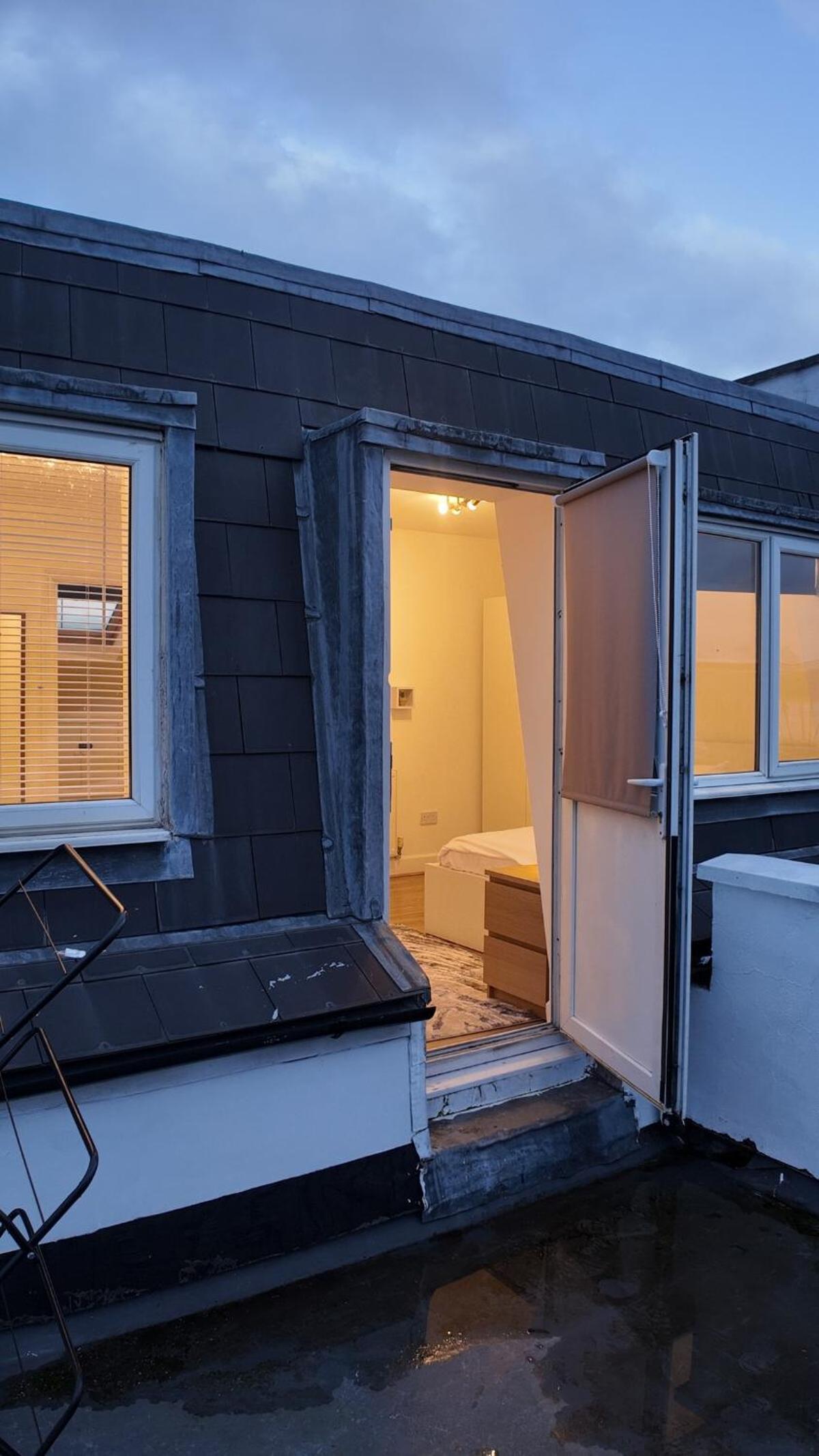 Luxury 4 Bedroom with Patio - 10 min from Westfield HR3