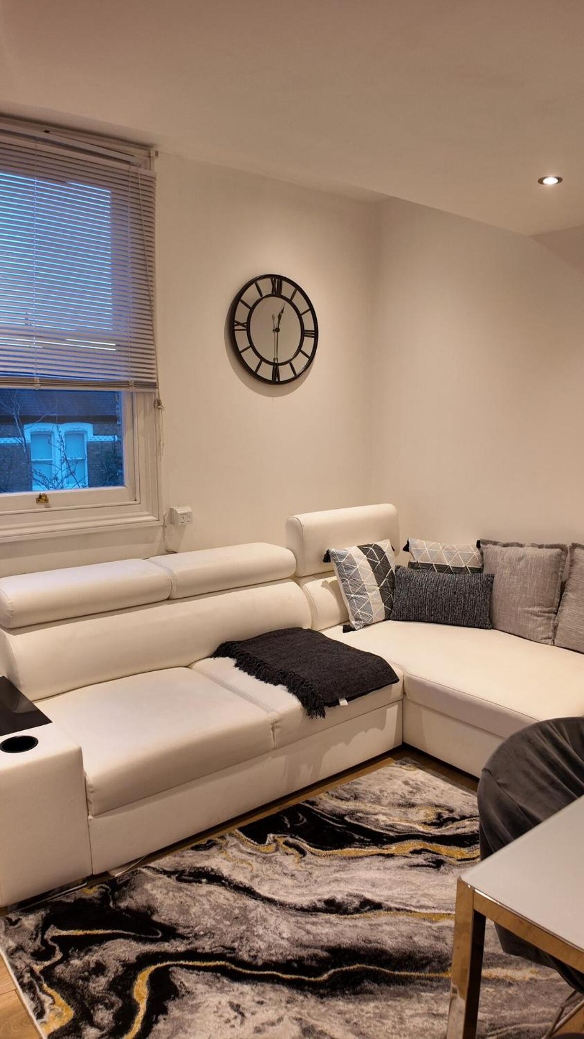 Luxury 4 Bedroom with Patio - 10 min from Westfield HR3