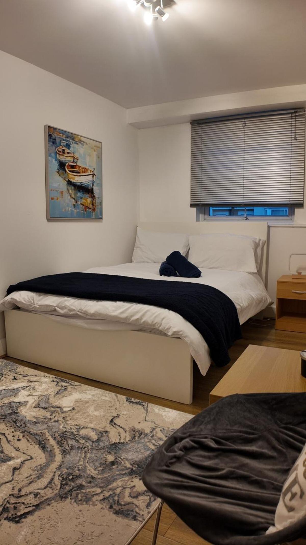 Luxury 4 Bedroom with Patio - 10 min from Westfield HR3