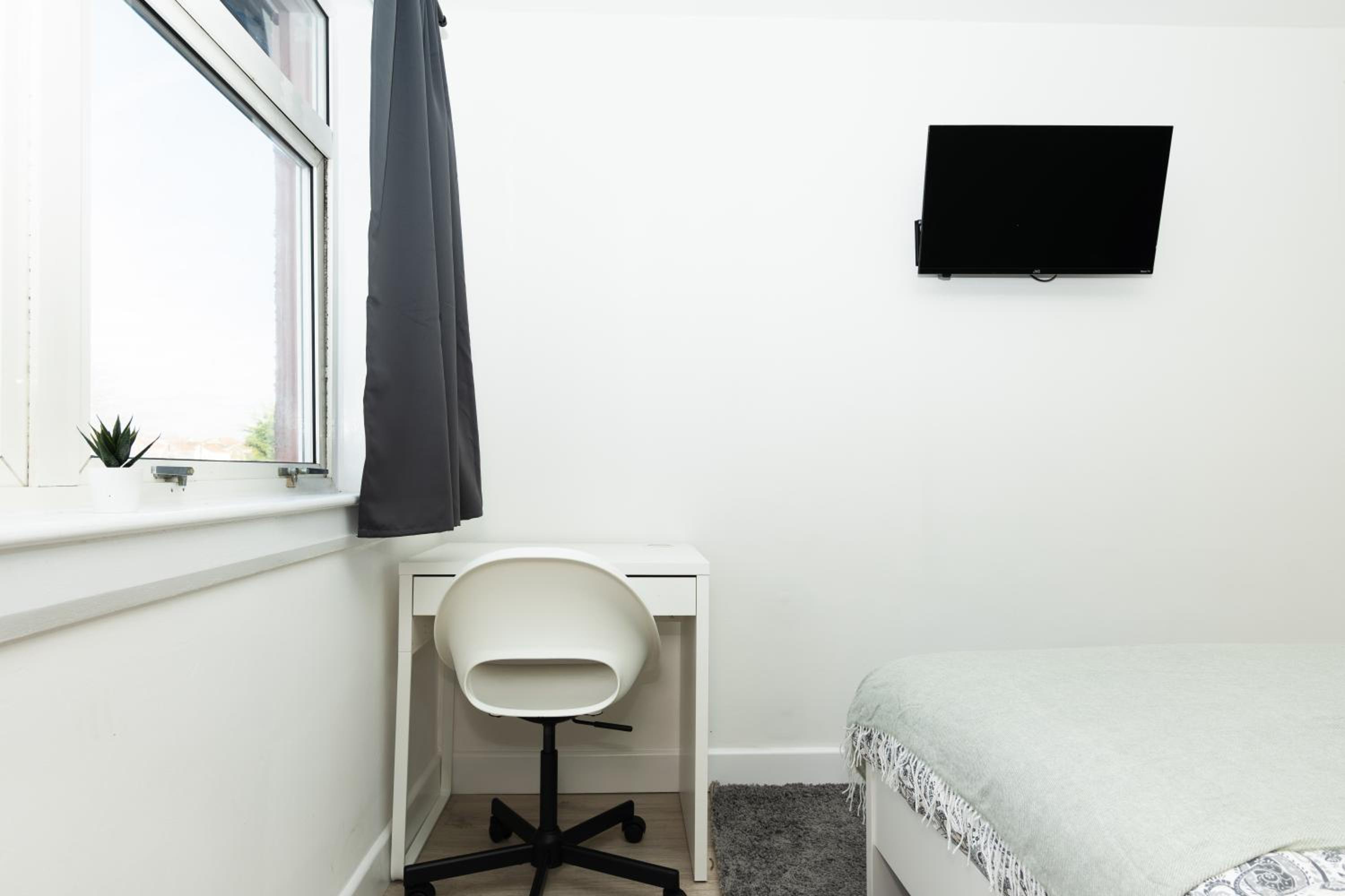 4 Bedrooms-2Bath-Free Parking