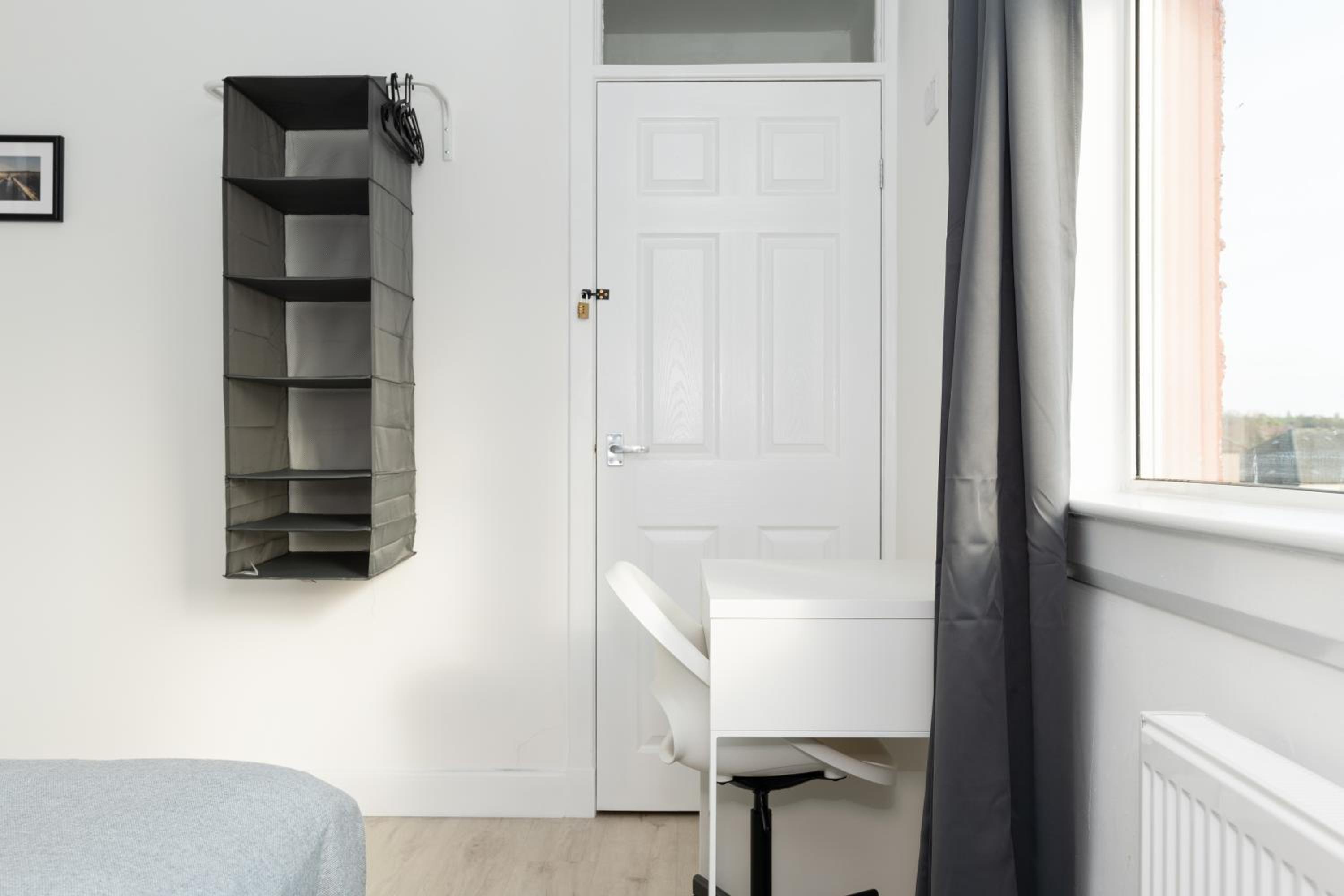 4 Bedrooms-2Bath-Free Parking