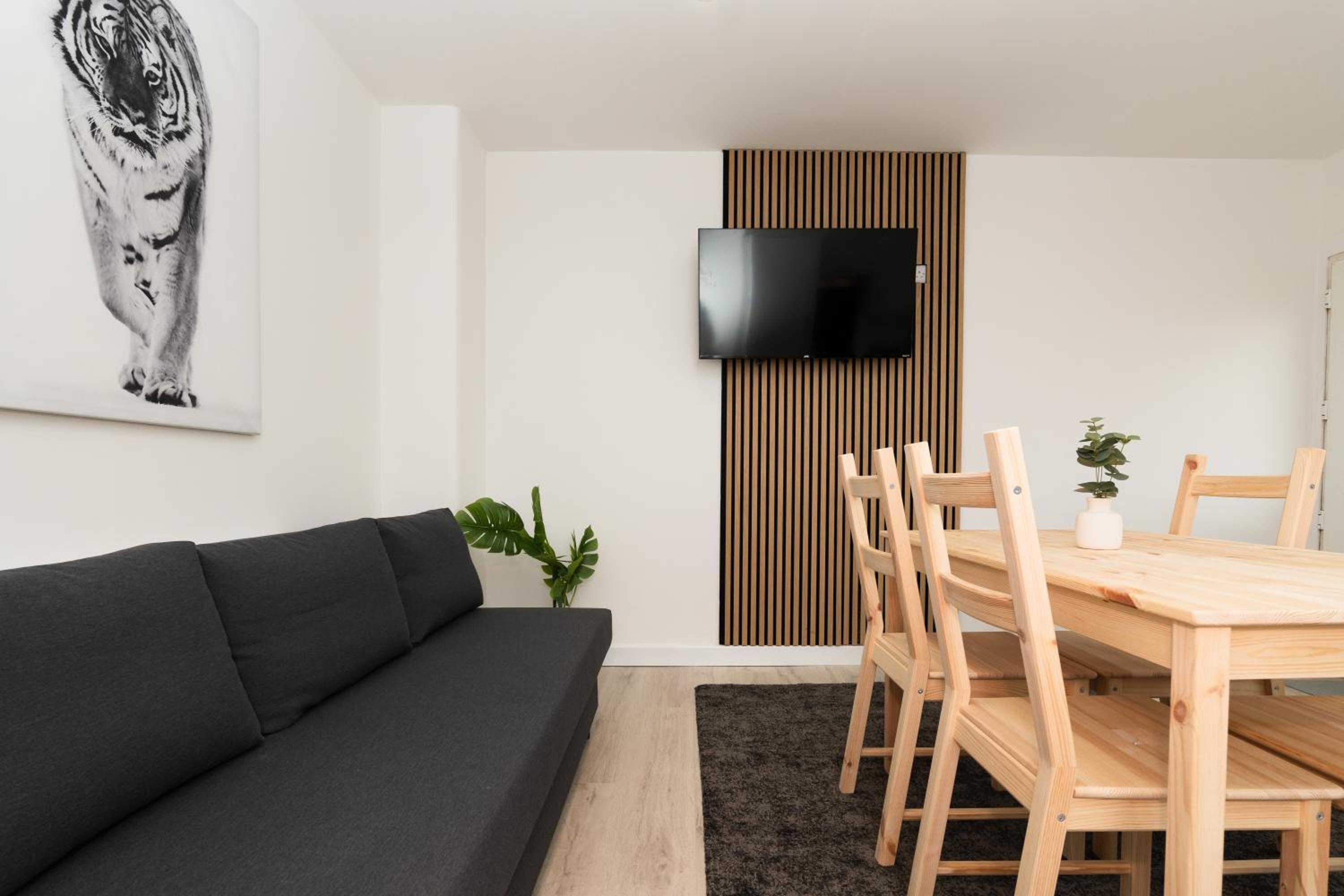 4 Bedrooms-2Bath-Free Parking