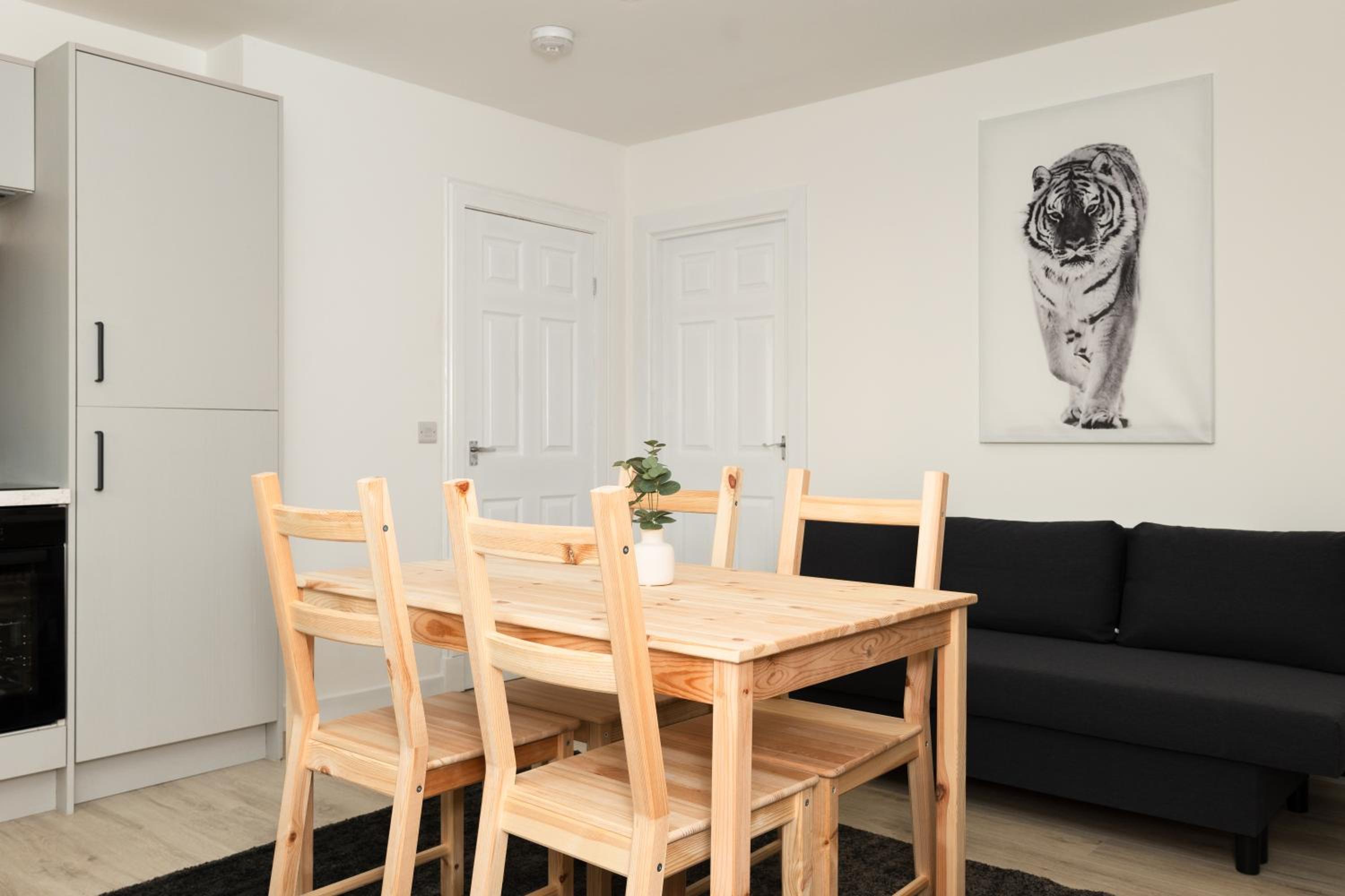 4 Bedrooms-2Bath-Free Parking