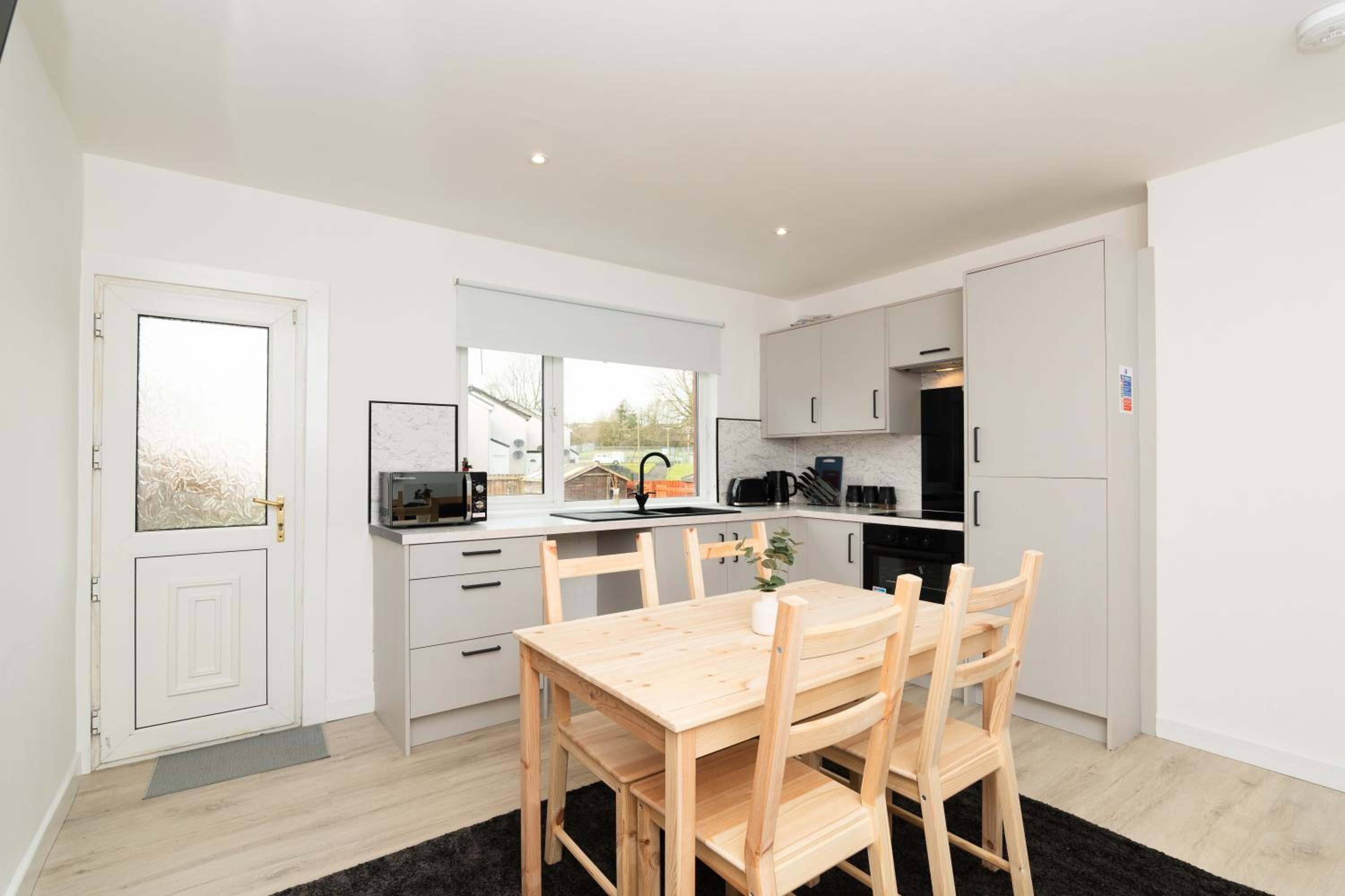4 Bedrooms-2Bath-Free Parking