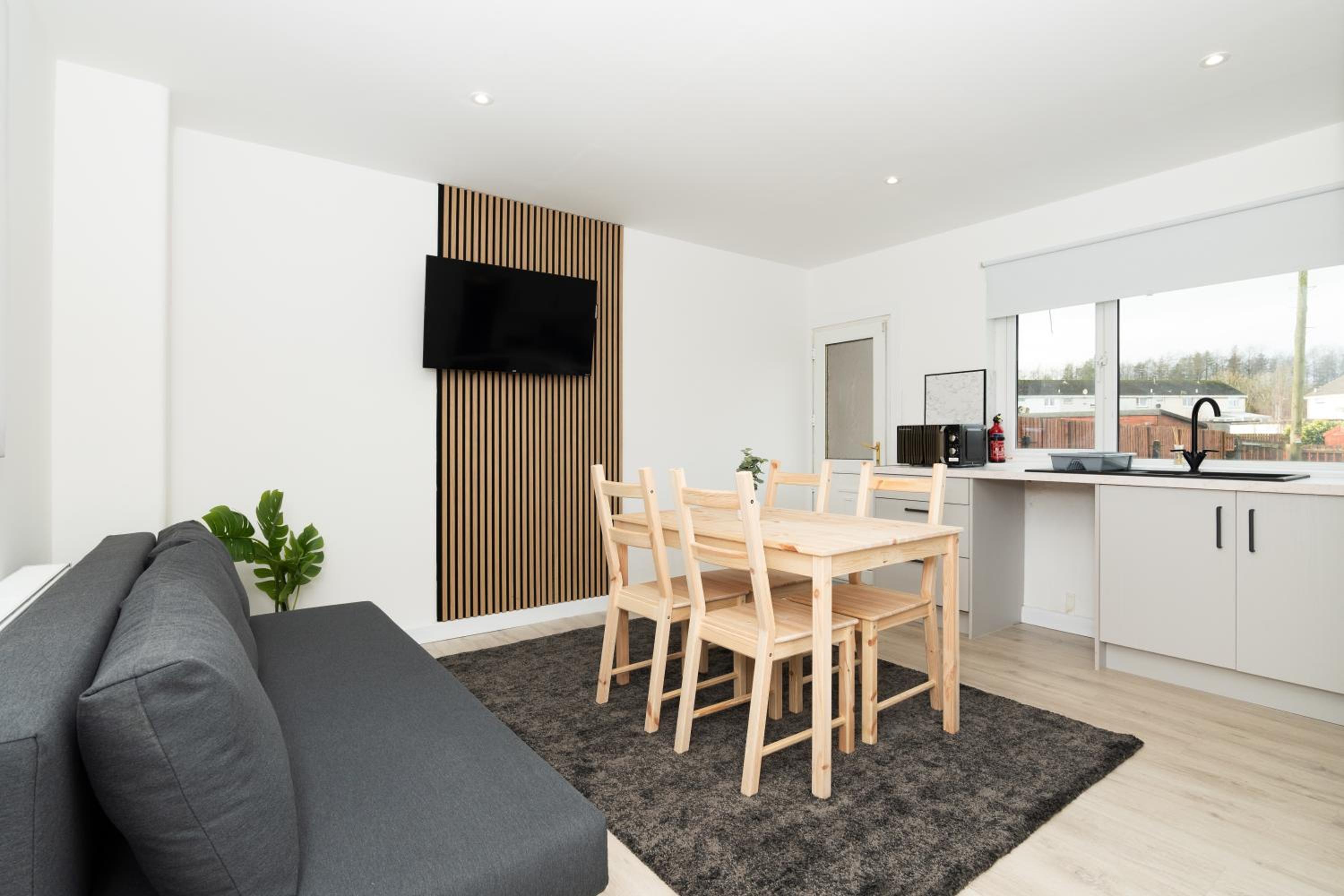 4 Bedrooms-2Bath-Free Parking