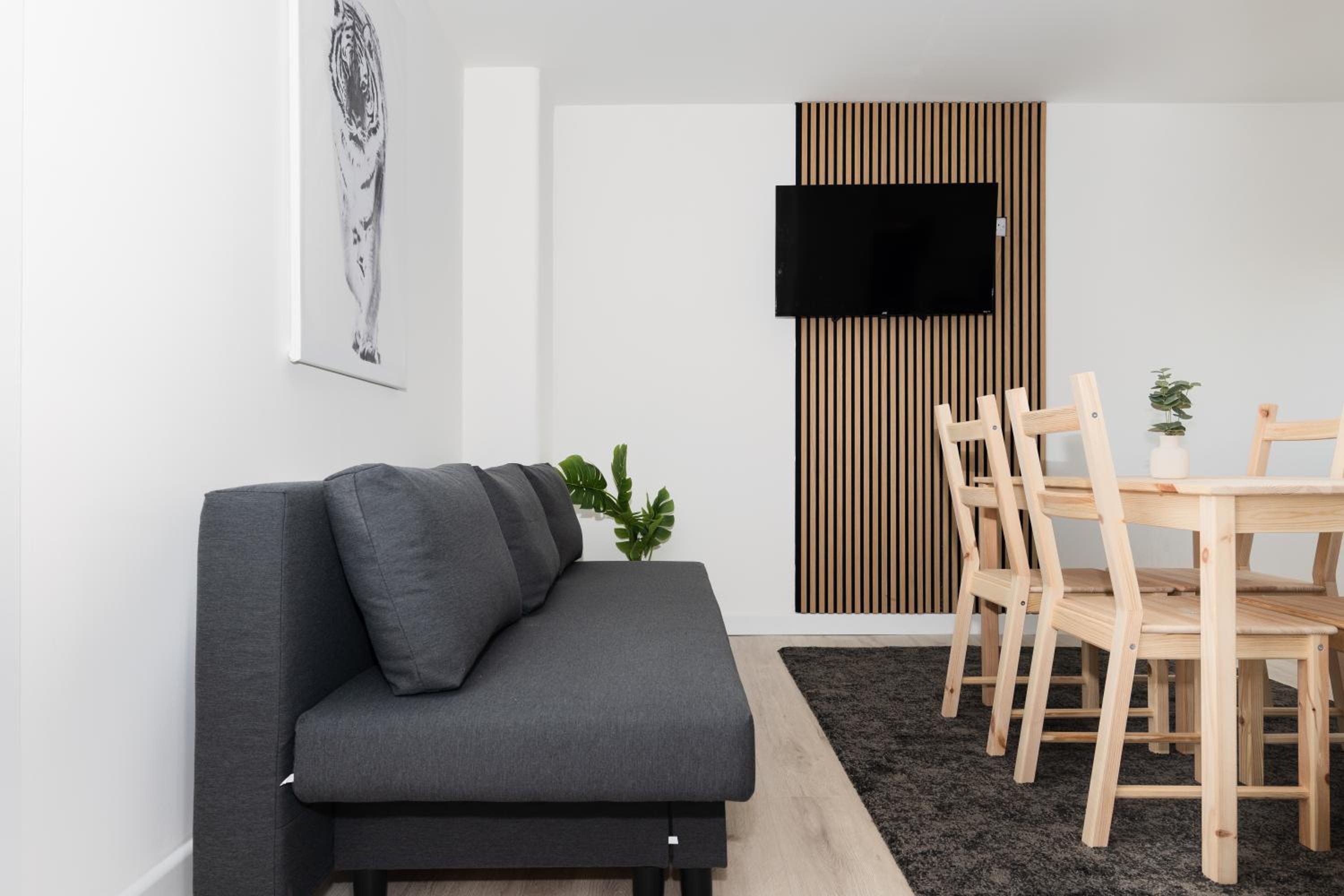 4 Bedrooms-2Bath-Free Parking