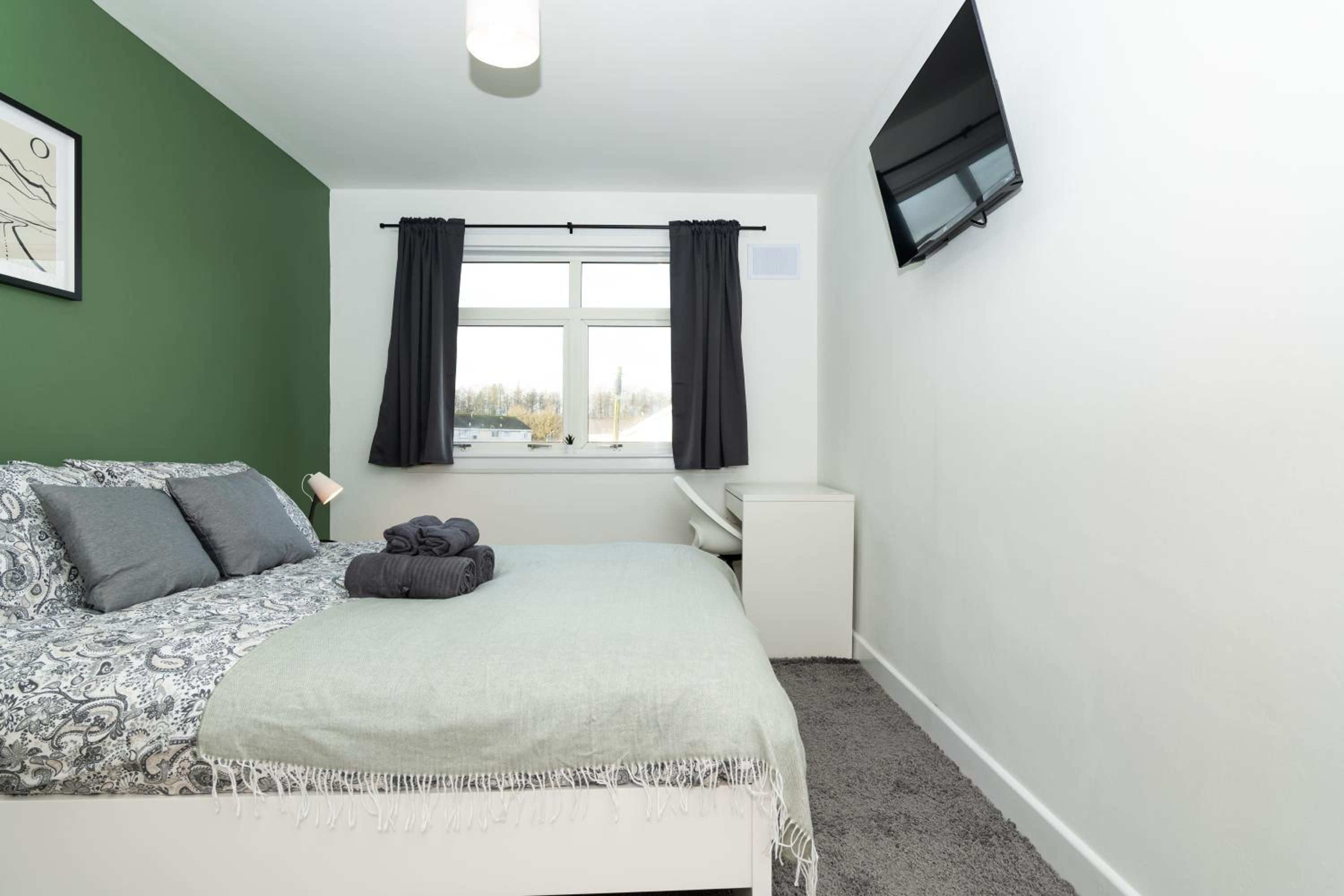 4 Bedrooms-2Bath-Free Parking