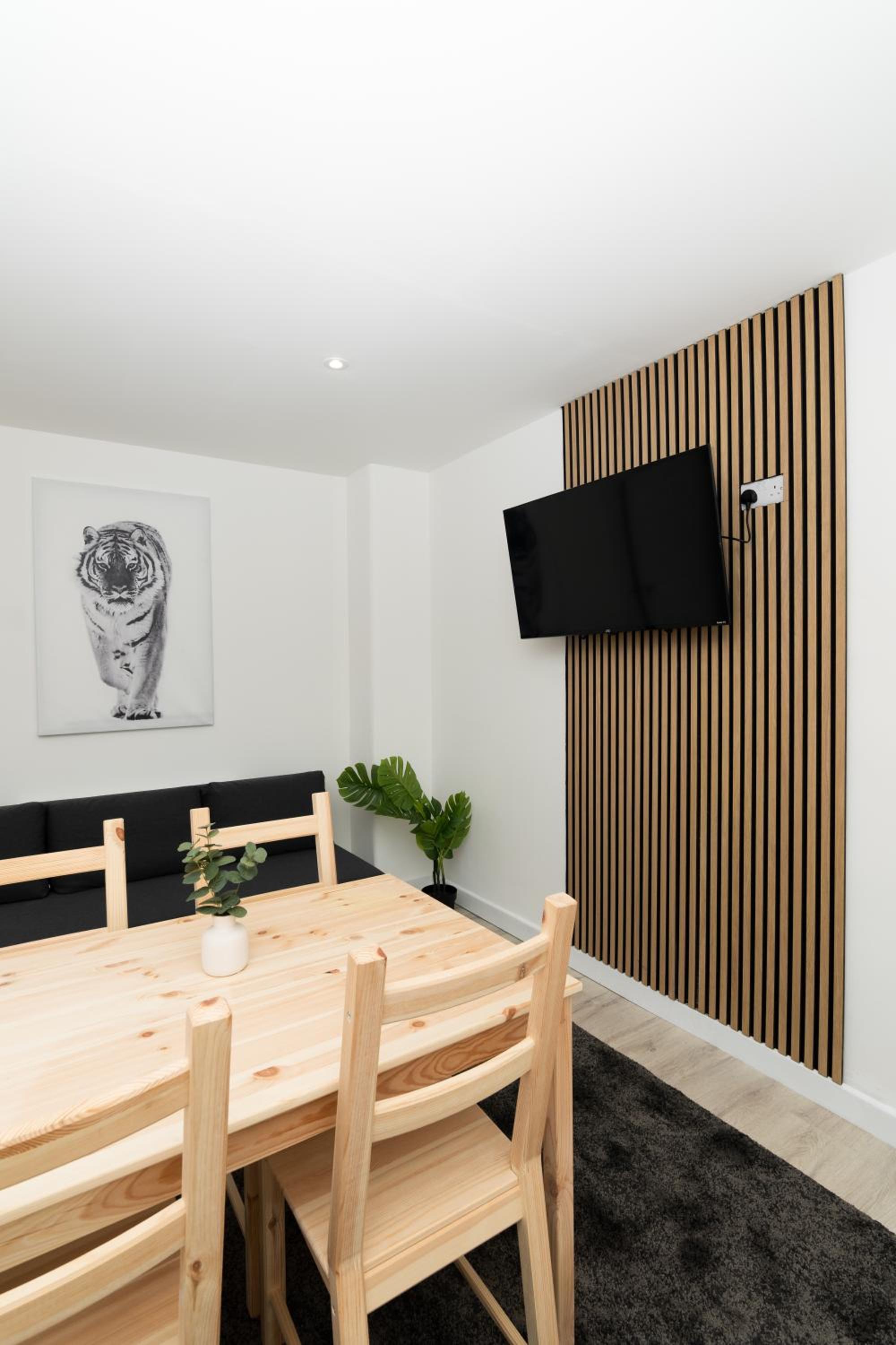 4 Bedrooms-2Bath-Free Parking