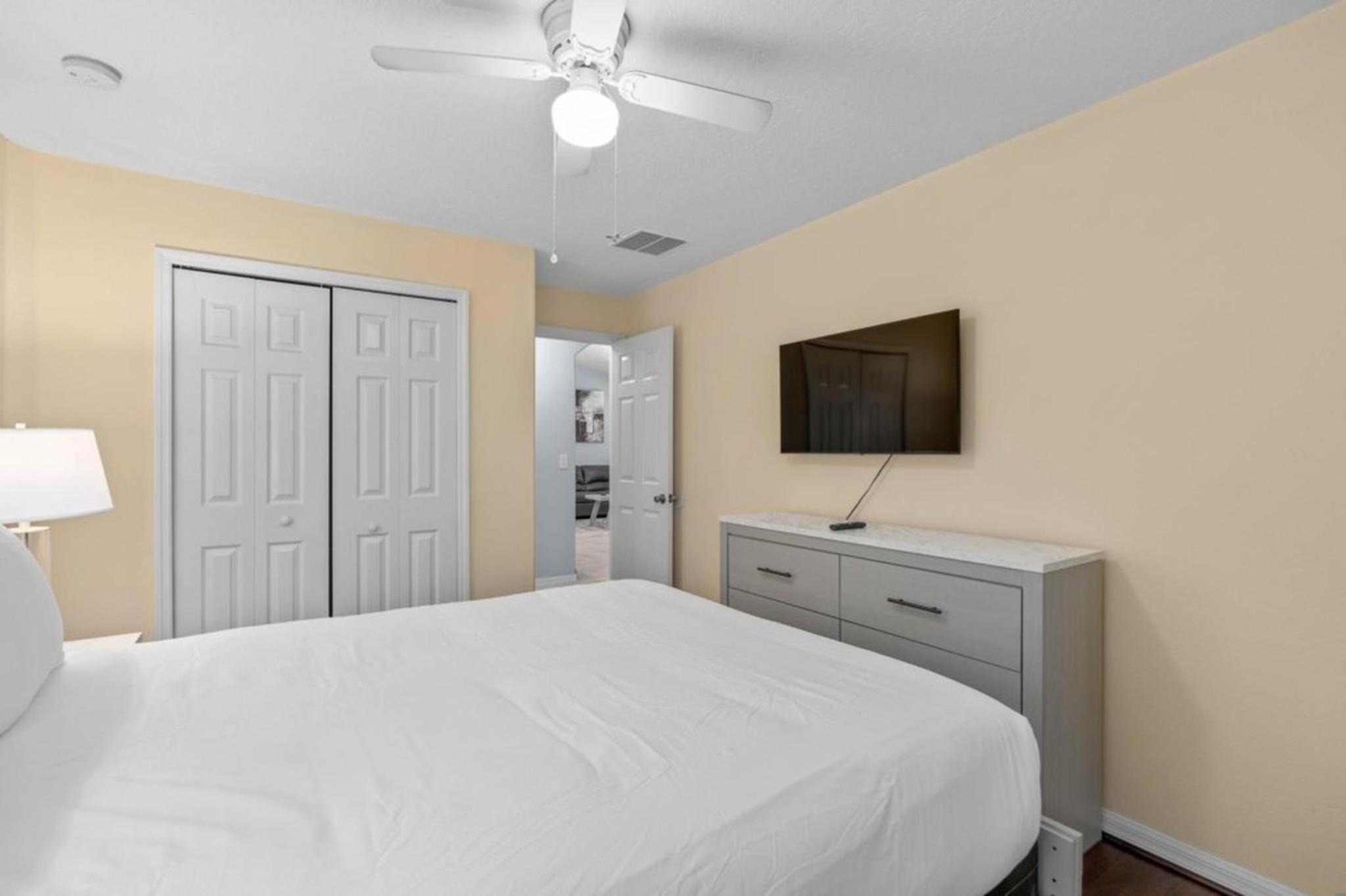 Legacy Park Villa: 5BR, Pool & Near Disney