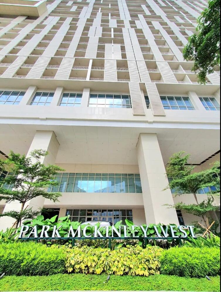 7FF Cozy 1BR Park McKinley West near BGC & Venice Mall