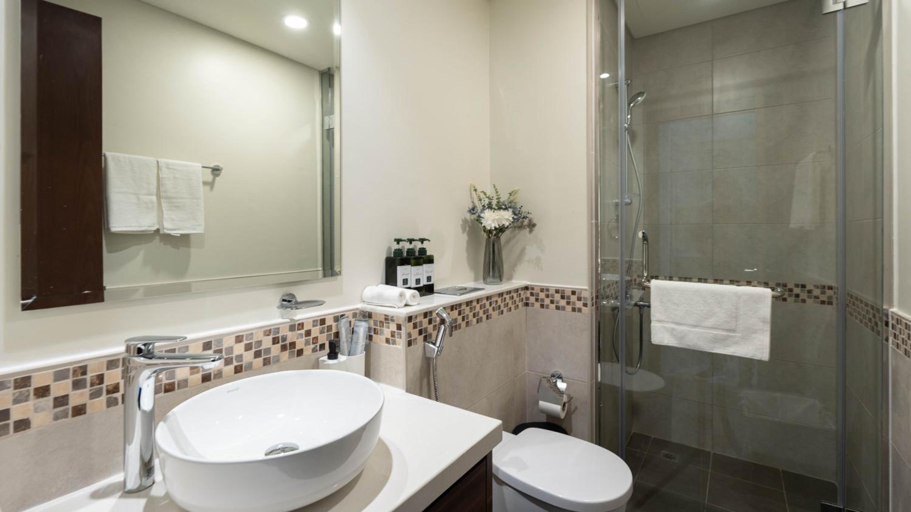 Keyrock Living - Luxury 1BR with Lake View at Reva