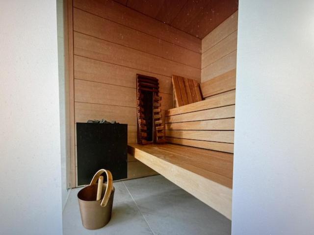 SCHRAVENHOEk met indoorzwembad en sauna