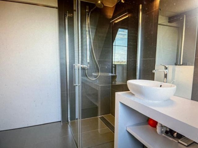 SCHRAVENHOEk met indoorzwembad en sauna