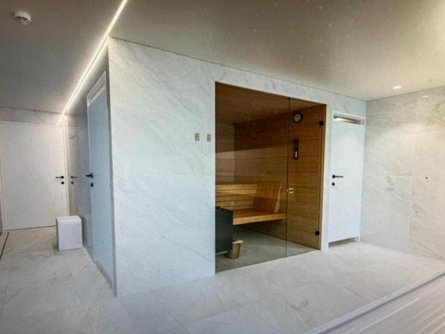 SCHRAVENHOEk met indoorzwembad en sauna