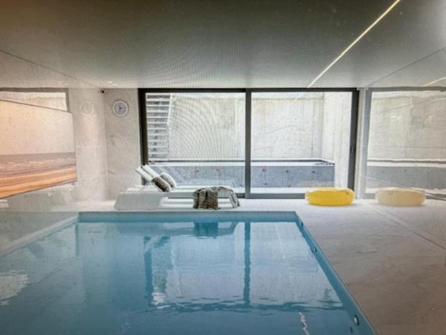 SCHRAVENHOEk met indoorzwembad en sauna