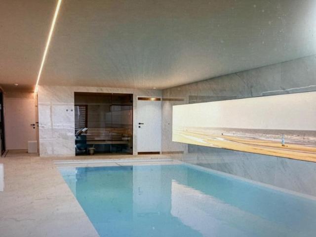 SCHRAVENHOEk met indoorzwembad en sauna