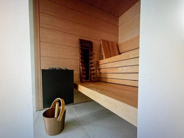 SCHRAVENHOEk met indoorzwembad en sauna