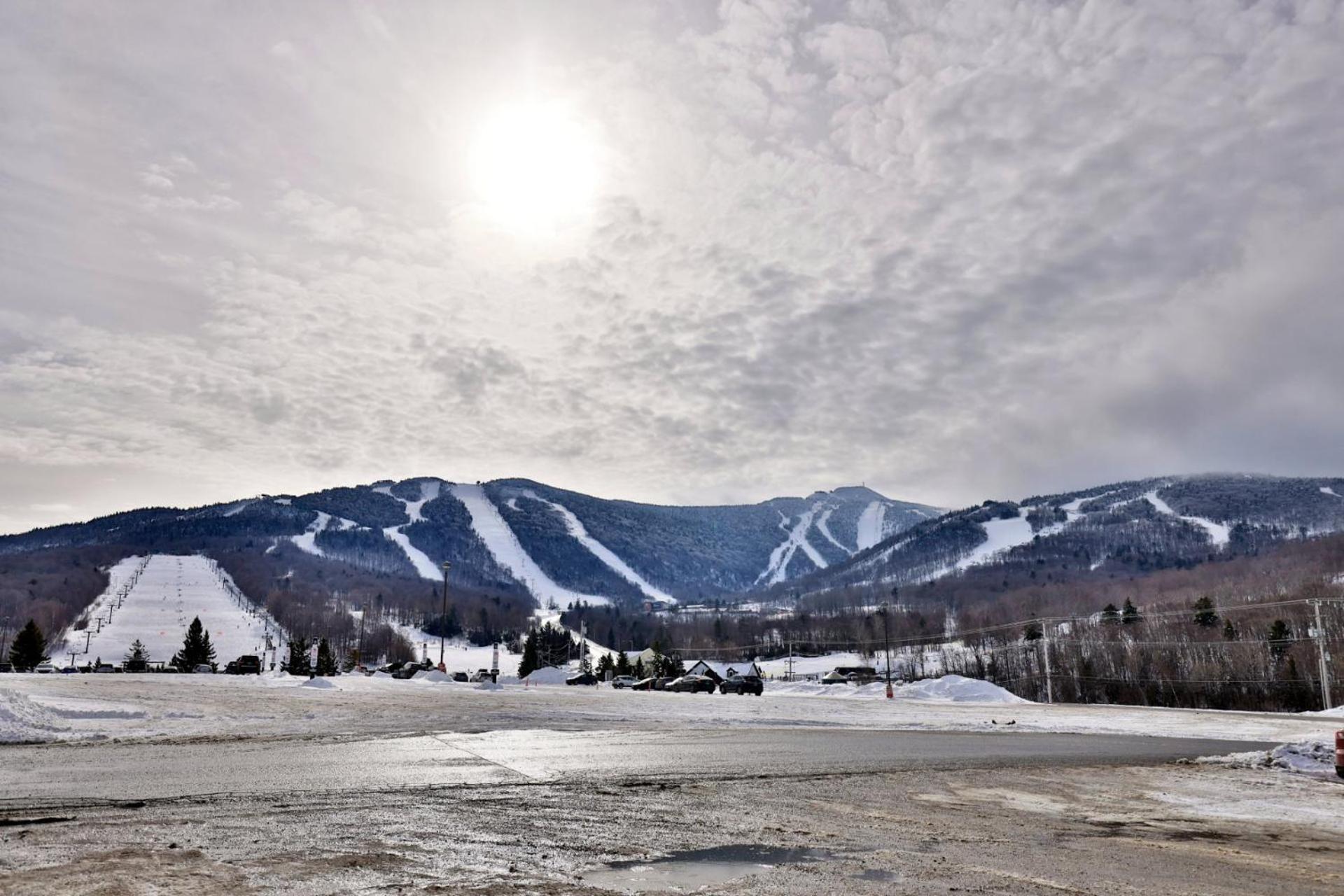 Mountain Green Resort - 2BR, 2BA Renovated Condo, Pool, Hot Tub, Shuttle, Gym, Restaurant