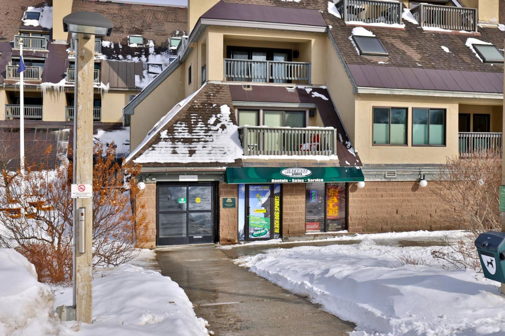 Mountain Green Resort - 2BR, 2BA Renovated Condo, Pool, Hot Tub, Shuttle, Gym, Restaurant