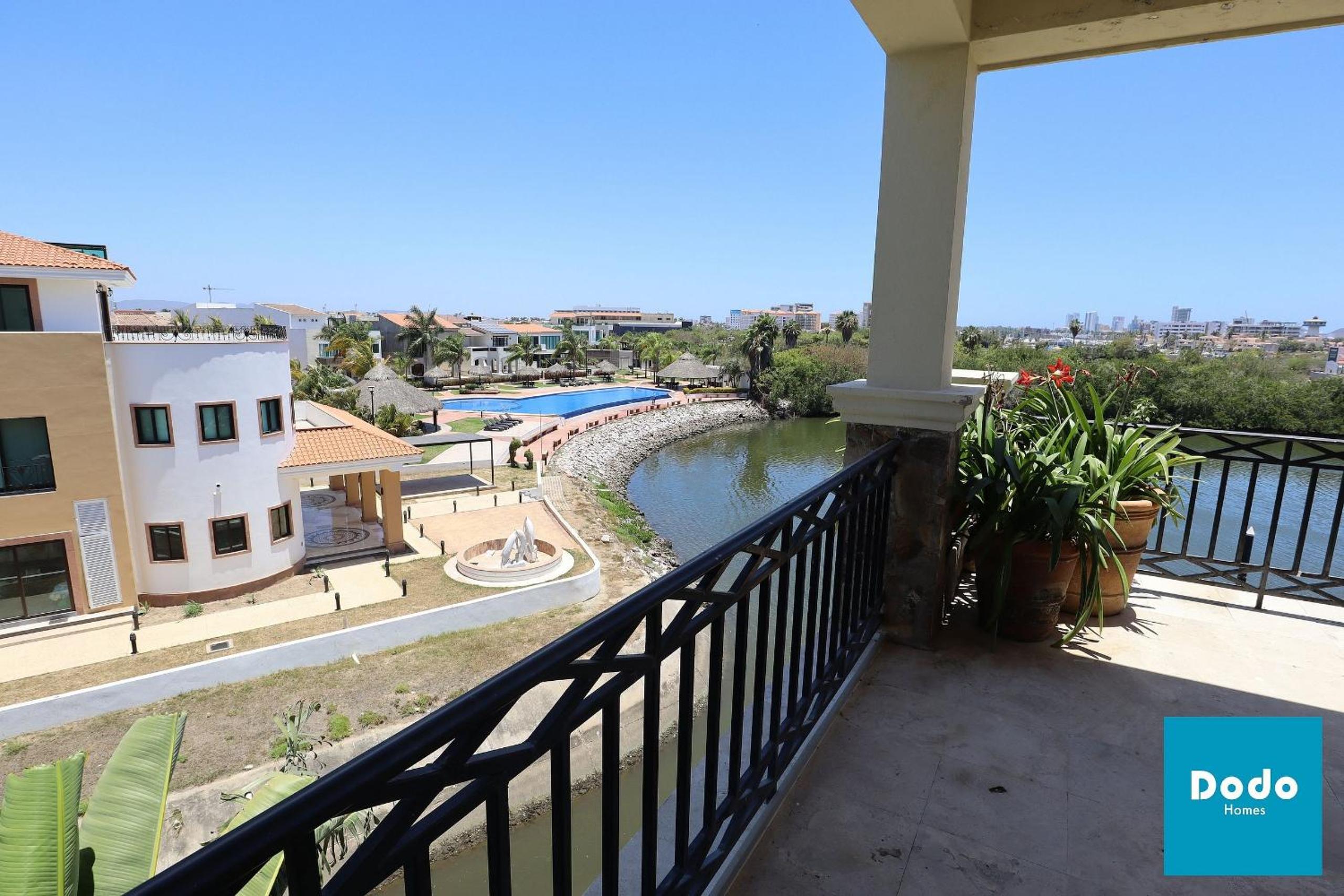 Departamentos a pie de la Marina Mazatlan