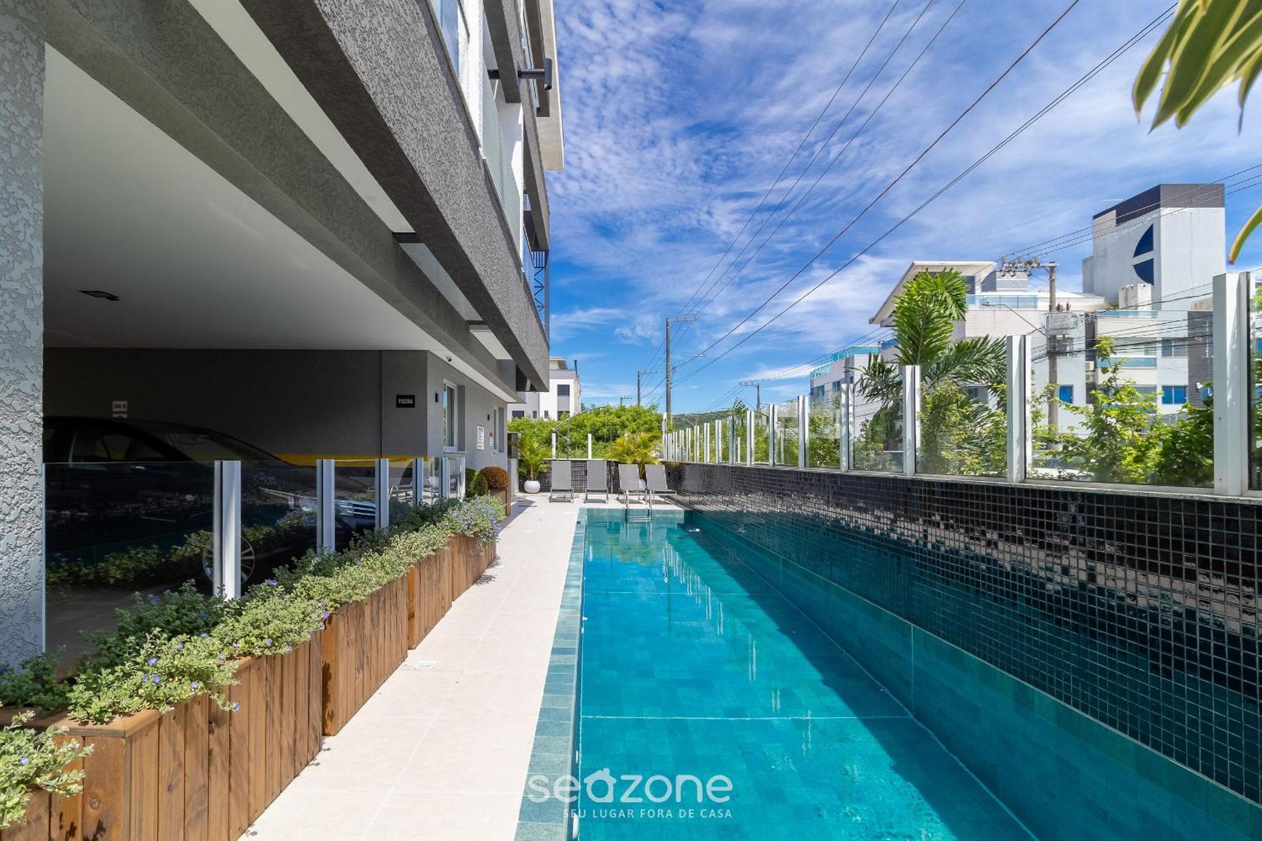Modern apt with pool and hot tub! RHL0305