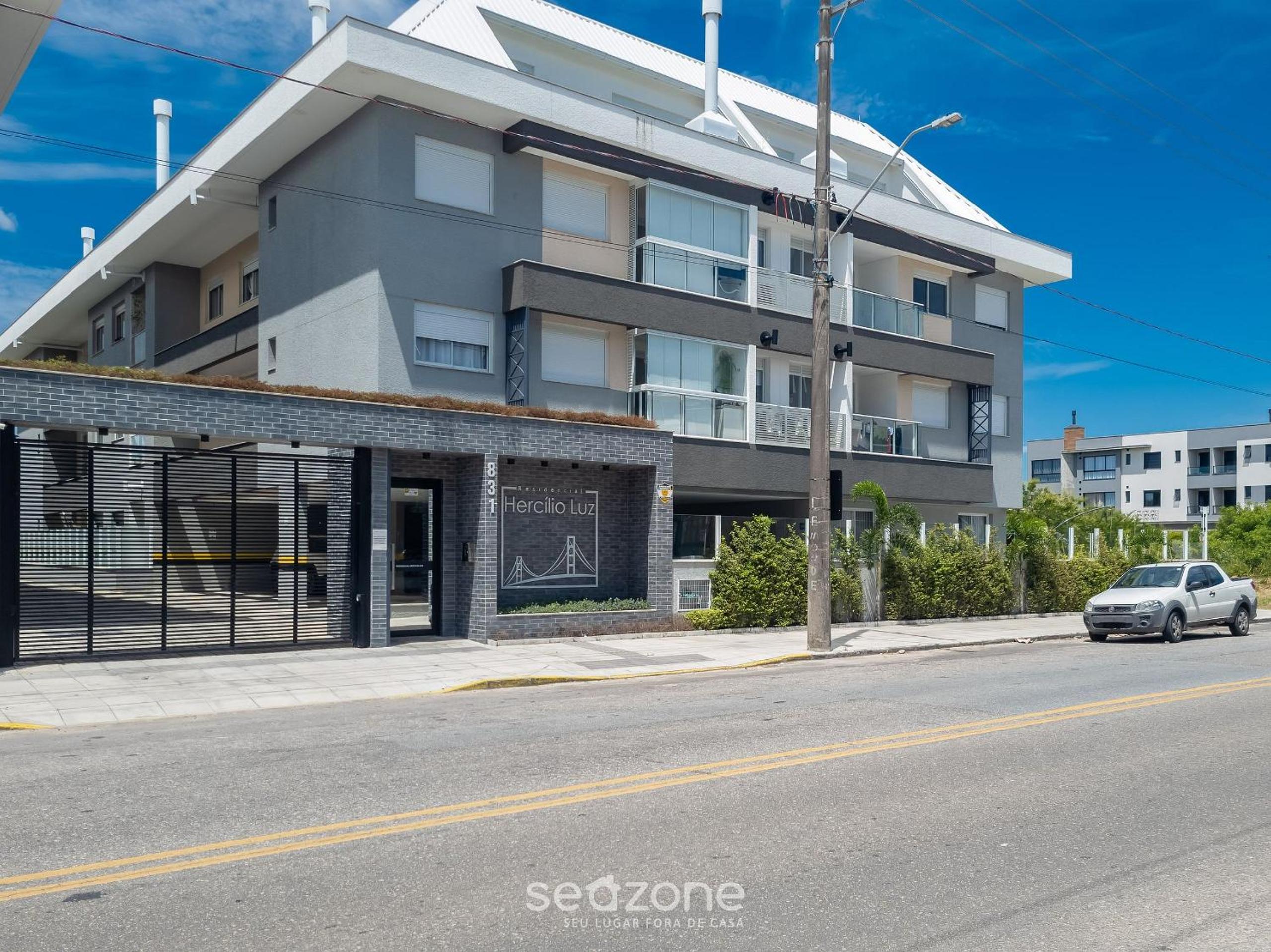 Modern apt with pool and hot tub! RHL0305
