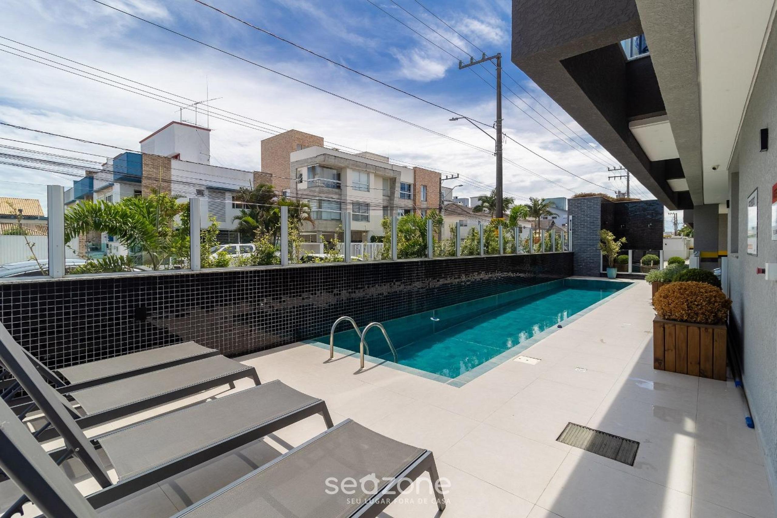 Modern apt with pool and hot tub! RHL0305