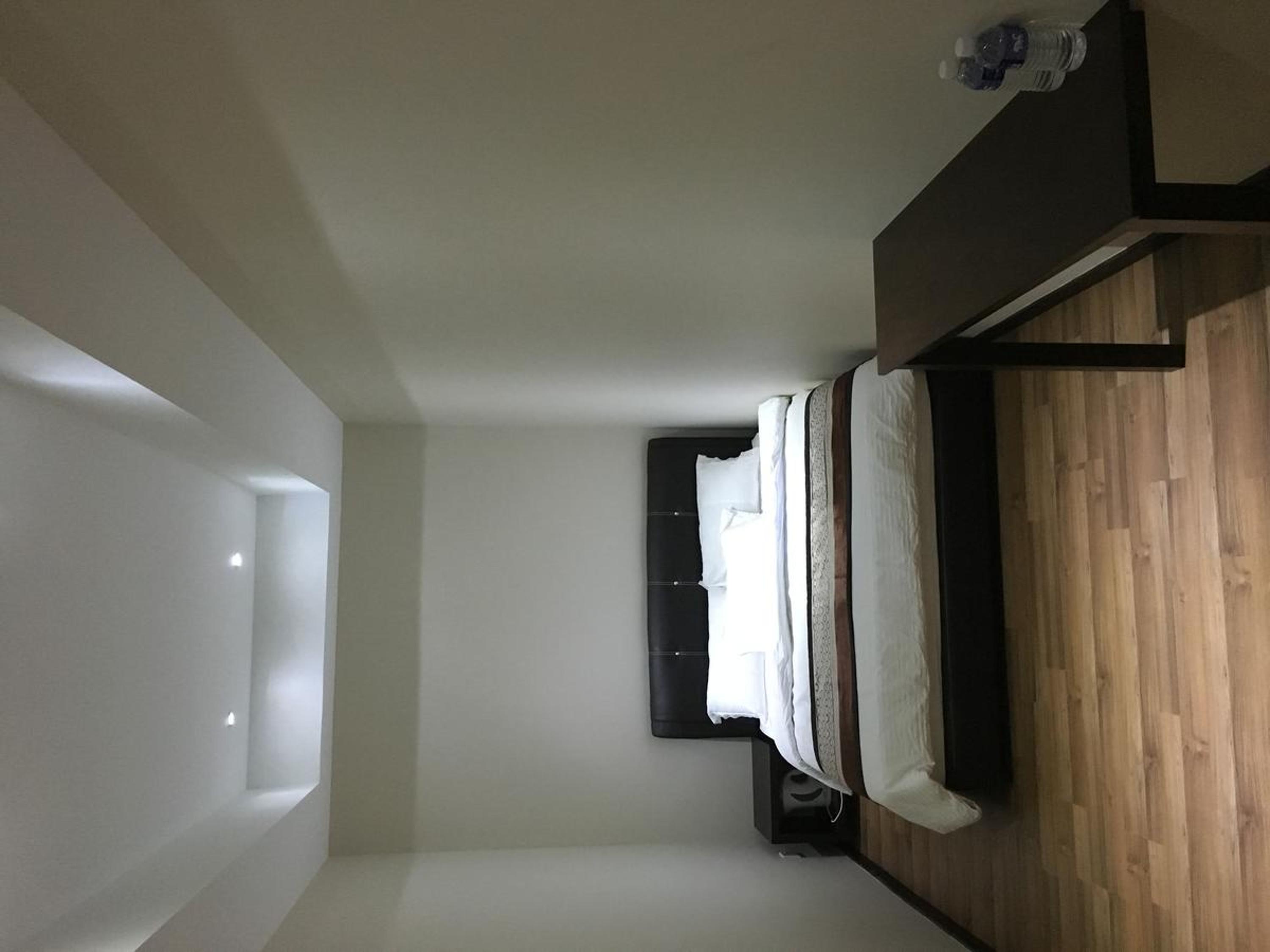 Qu Lin Resident