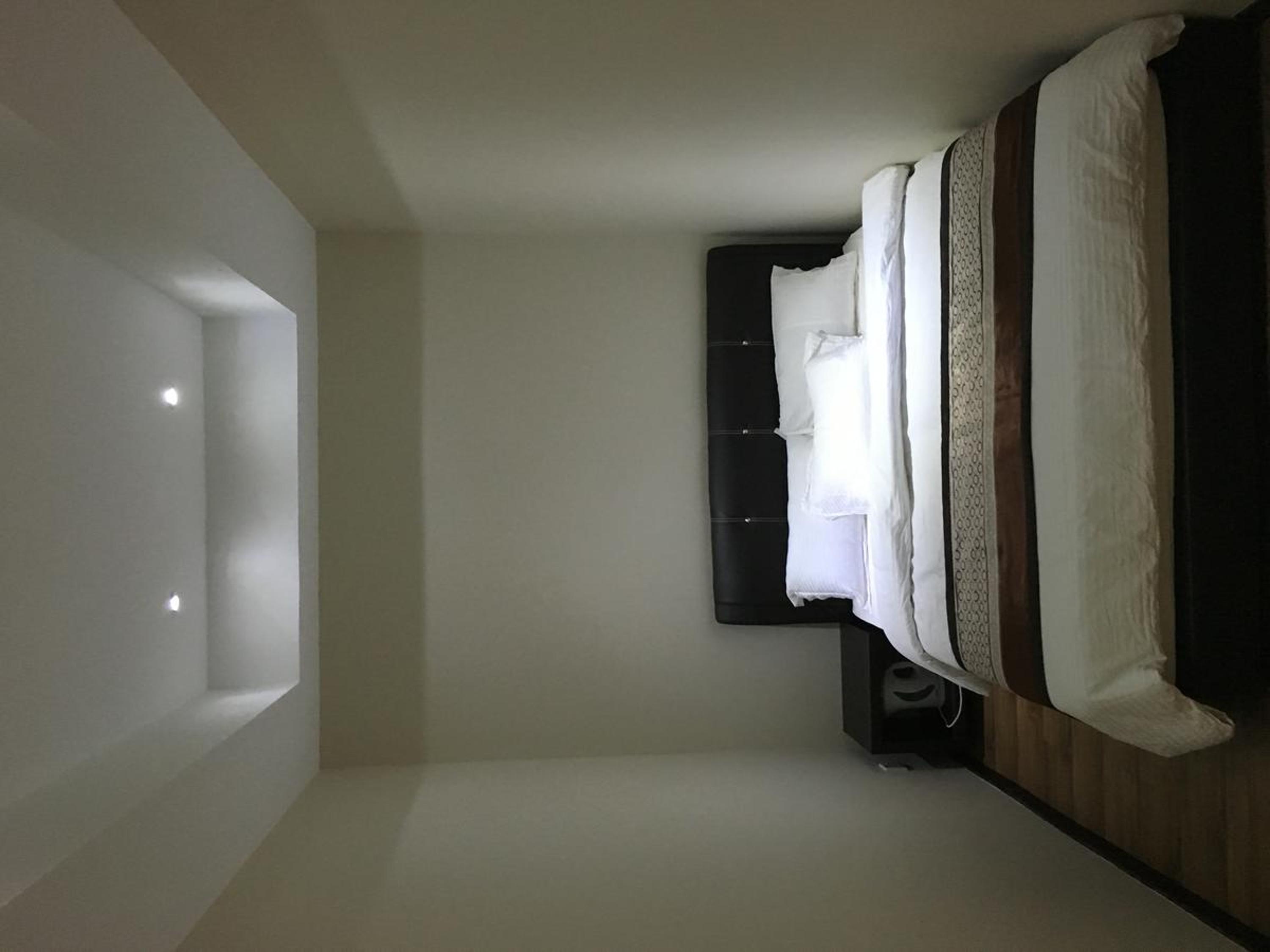 Qu Lin Resident