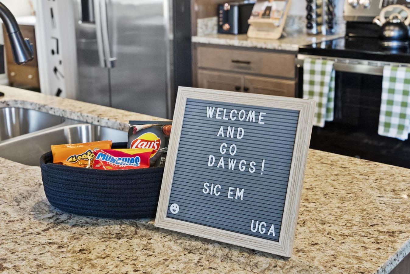 13 mins to Downtown & Stadium - Game Room - Game Day